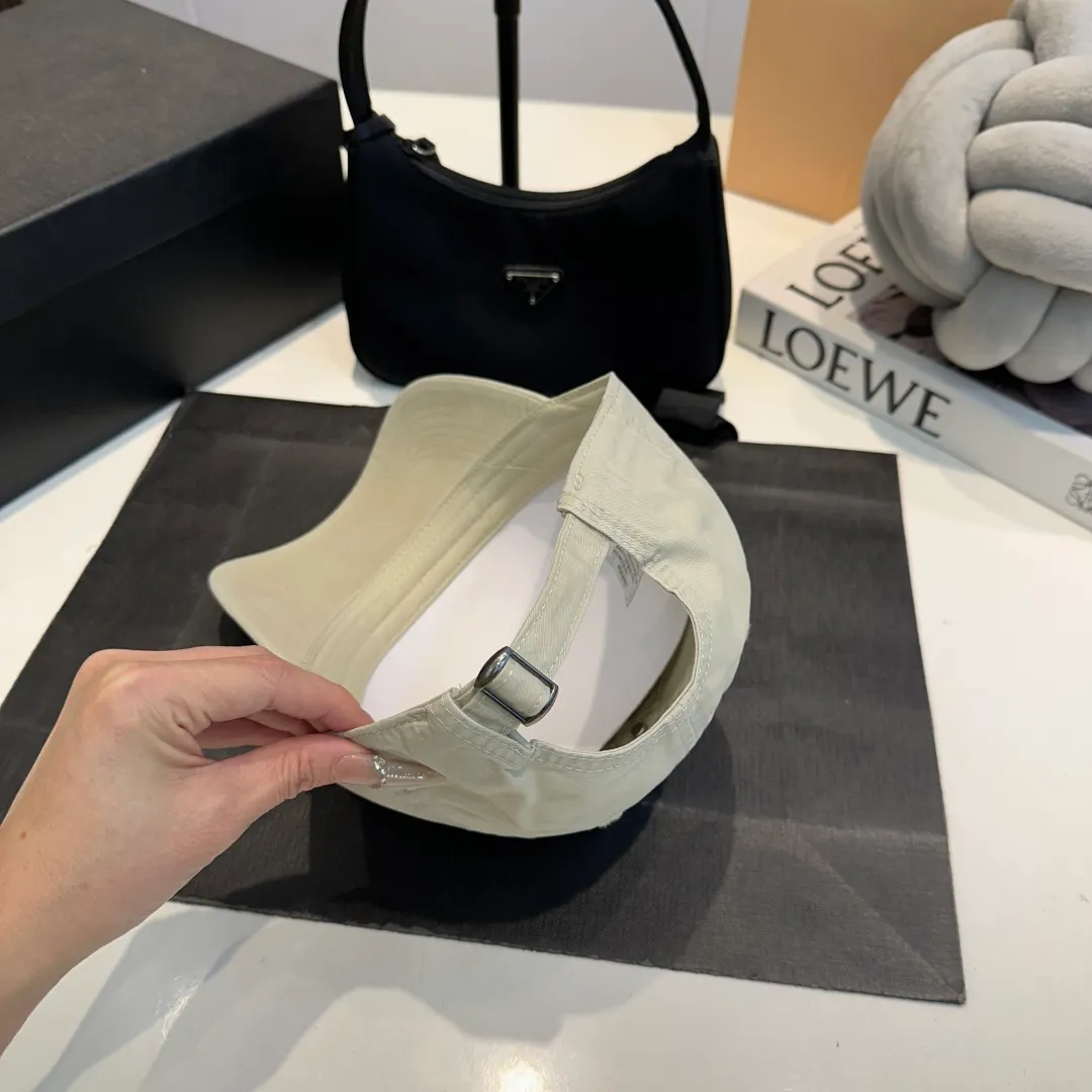 P60 Gucci Baseball Cap GUCCI official website new product, baseball cap, original quality is very popular. The craftsmanship is very exquisite, high-end and classy! Low-key luxury, easy to carry! Running volume!