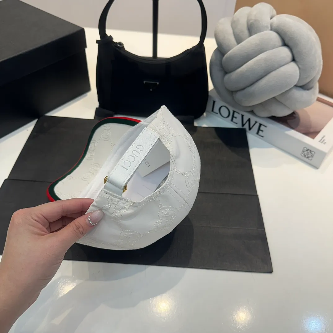 P56 New model shipped from the official website Gucci's latest original baseball cap, large double G, customized at the counter with 1:1 mold opening, light and breathable! Basic head circumference 56, adjustable patch