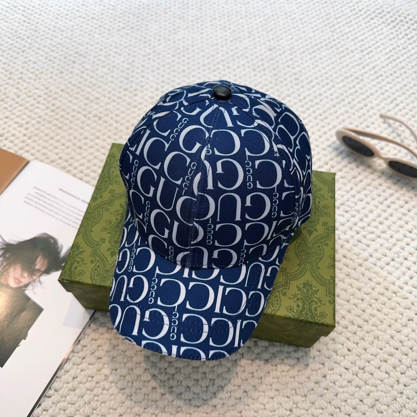 P56💰GUCCI baseball cap, new product from the official website, baseball cap, original quality, hot arrival 🔥🎩 The craftsmanship is very exquisite, high-end and classy! Low-key luxury, easy to carry! Running volume!