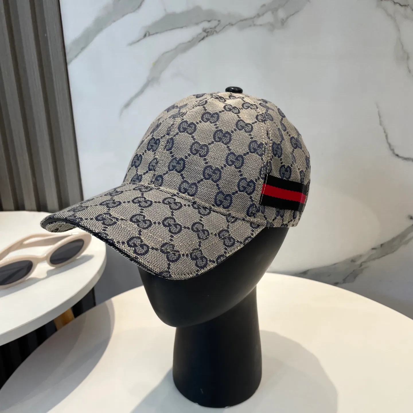 P60 Gucci (Gucci) classic original baseball cap😍Customized with 1:1 mold opening at the counter, the highest version, the original canvas is light and breathable! Photographed in real life, suitable for men and women in all seasons, basic head circumference 56cm, adjustable patches.