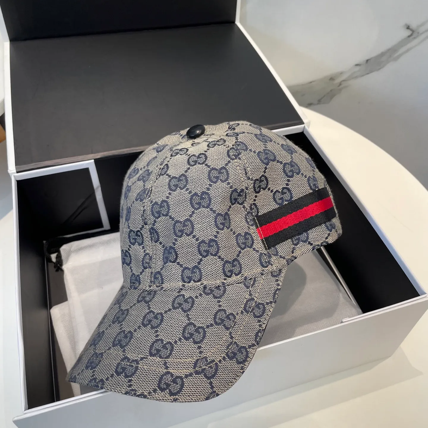 P60 Gucci (Gucci) classic original baseball cap😍Customized with 1:1 mold opening at the counter, the highest version, the original canvas is light and breathable! Photographed in real life, suitable for men and women in all seasons, basic head circumference 56cm, adjustable patches.