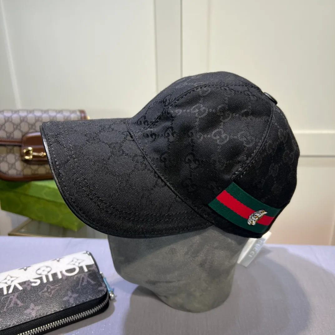 P90💰10,000-year-old classic model shipped! Gucci (Gucci) classic original baseball cap 😍😍Customized at the 1:1 counter mold, the highest version, original canvas + first layer of cowhide, pure cotton lining, light and breathable! Photographed in real life, suitable for men and women in all seasons, basic head circumference 56cm, adjustable patches.