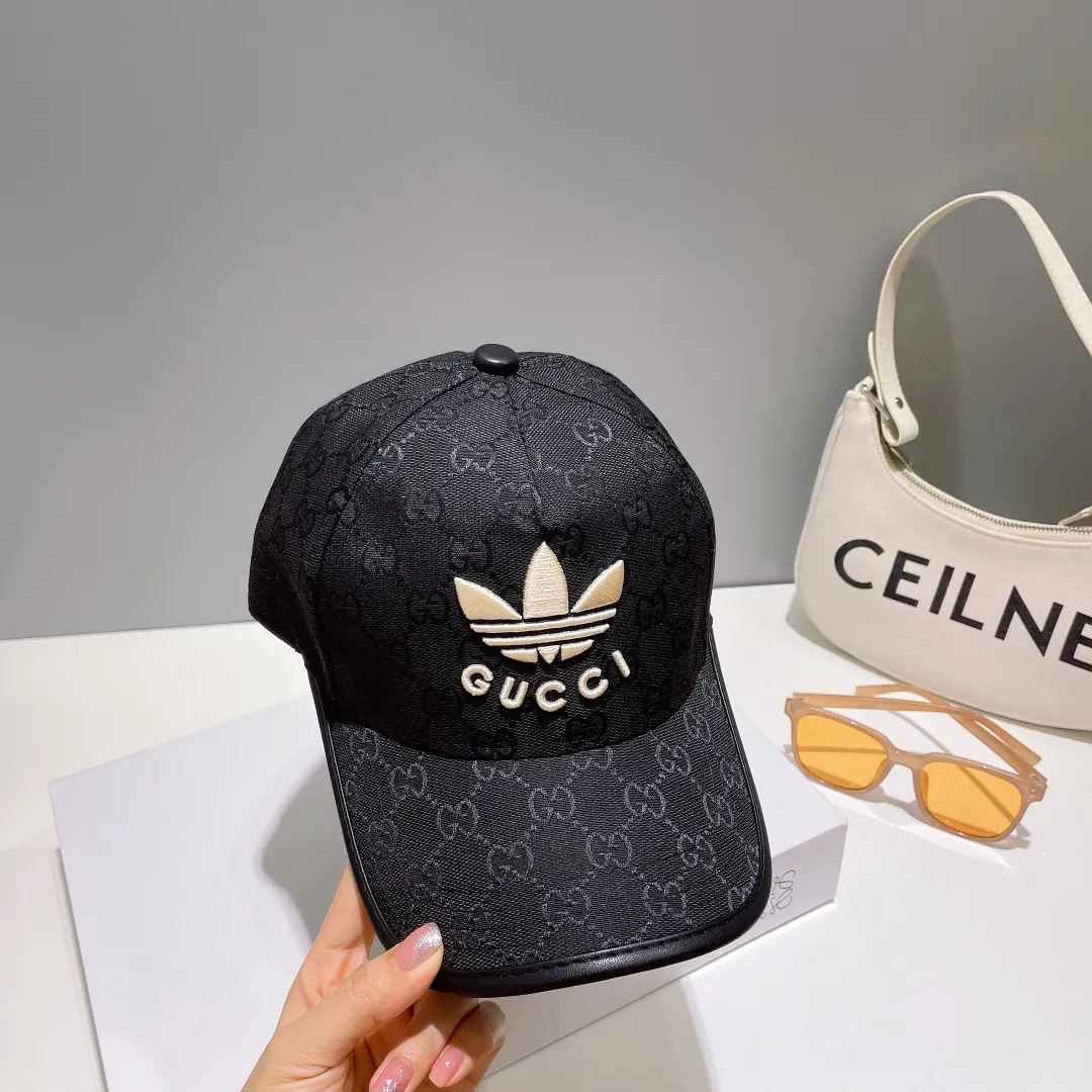 P56 new model is shipped! Gucci (Gucci) co-branded new baseball cap, the latest model at the counter, embroidery, 1:1 mold customization, original breathable canvas fabric + first-layer cowhide, perfect details, original quality, exclusive physical shooting, suitable for men and women. ,
