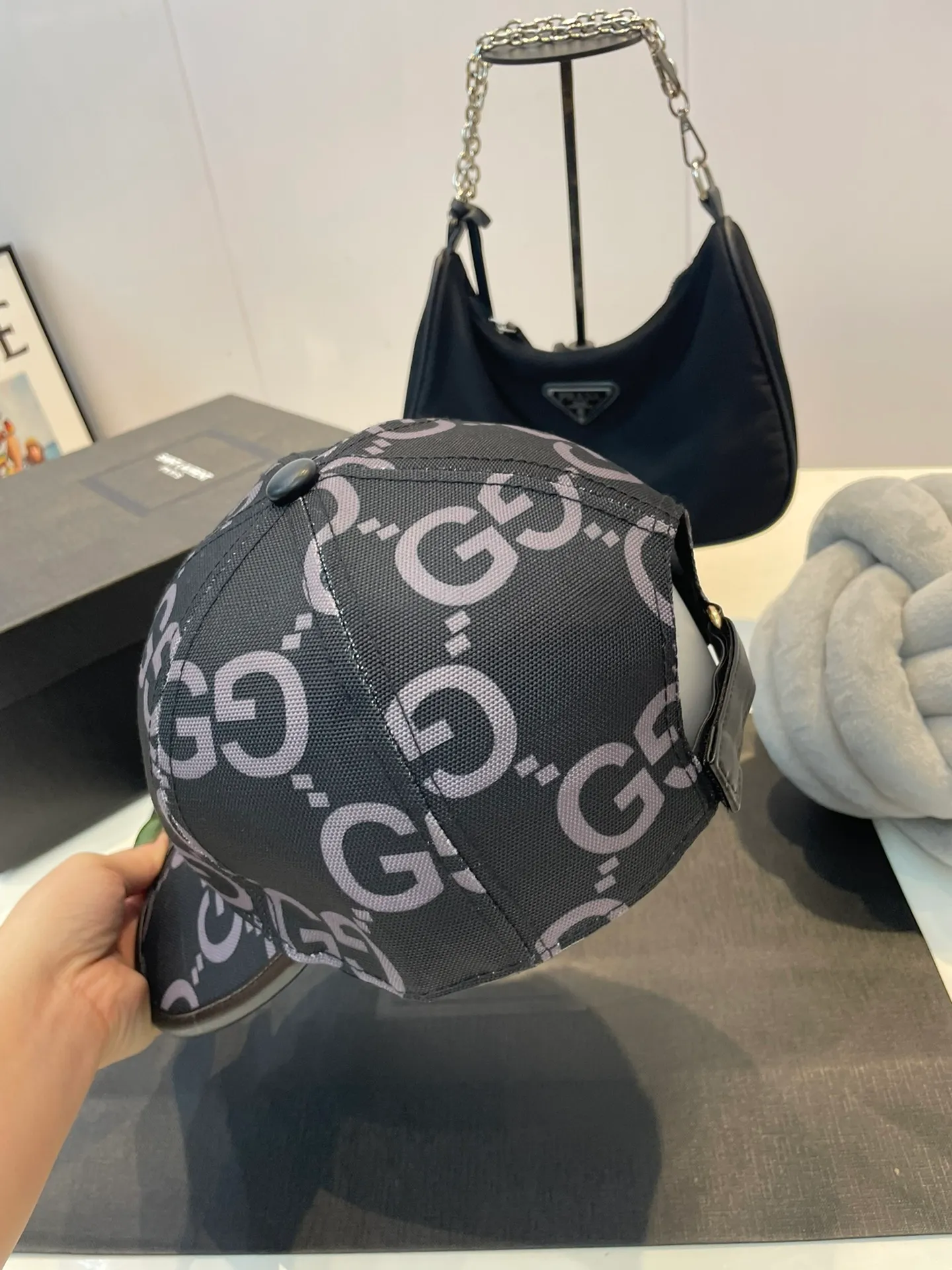 P60 GUCCI Gucci new double G pattern women's and men's canvas baseball cap