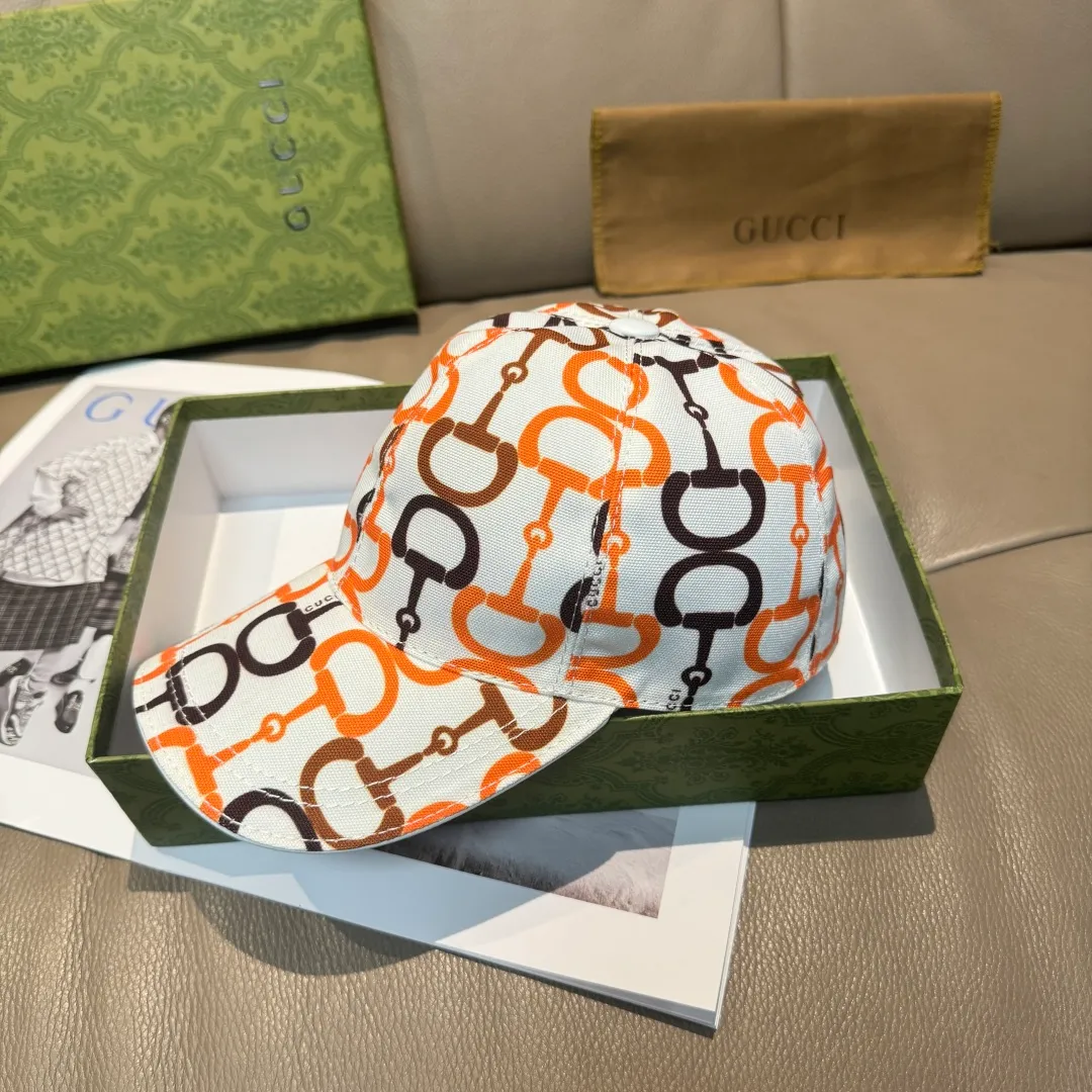p90 Horsebit buckle shipped. Gucci new original baseball cap, horsebit buckle baseball cap. 1:1 mold opening and customization at the counter, original canvas fabric + first layer of cowhide, light and breathable! The basic head circumference is 56cm, and the patch is adjustable.