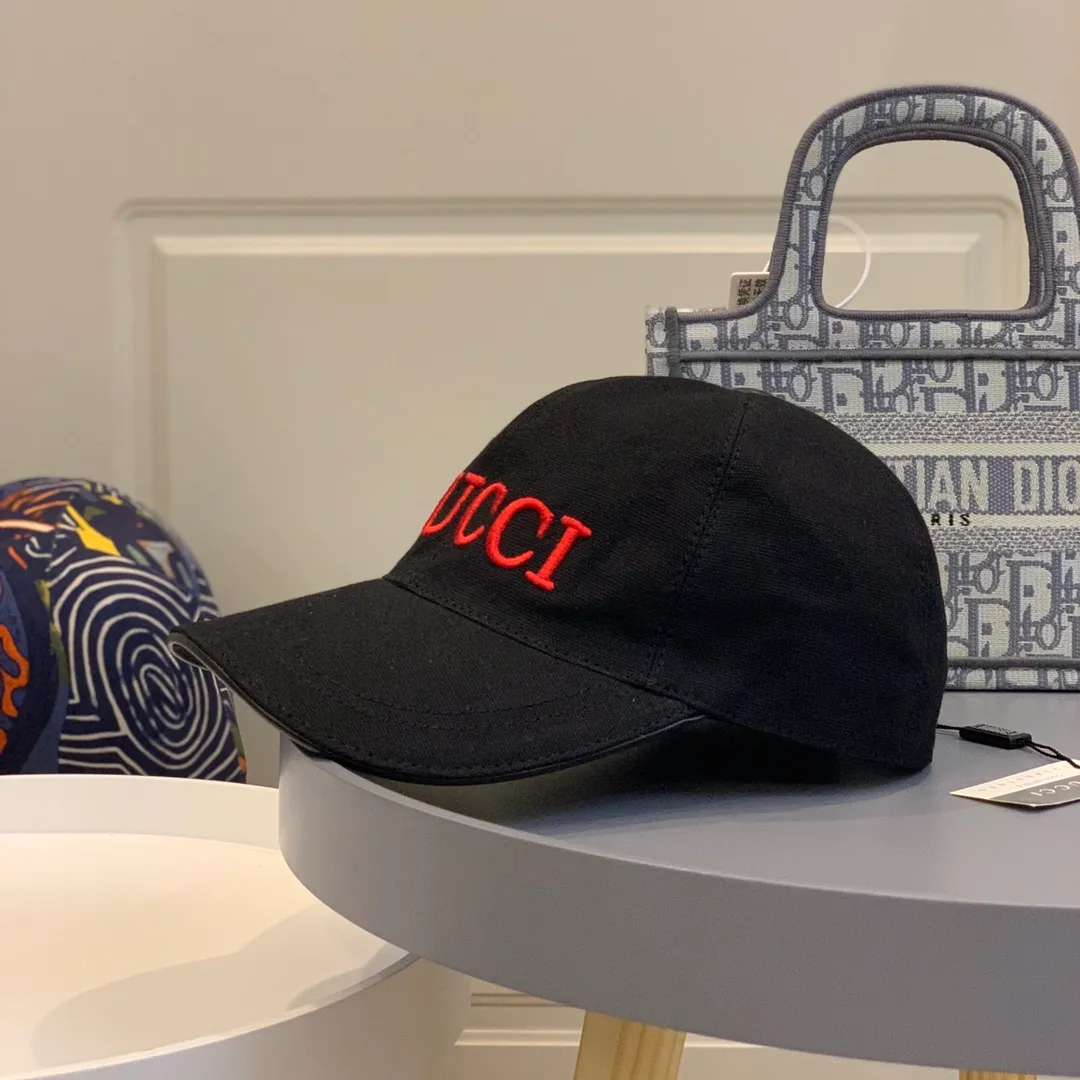 P130 Gucci (Gucci) new original baseball cap, Loved series, 1:1 mold customization, heavy embroidery, details comparable to counters, original canvas + first-layer cowhide, excellent quality! The first choice for handsome men and beautiful women, fashionable and versatile. The basic head circumference is 56-58, the patch is adjustable, and the original two-color version is shipped from the counter.