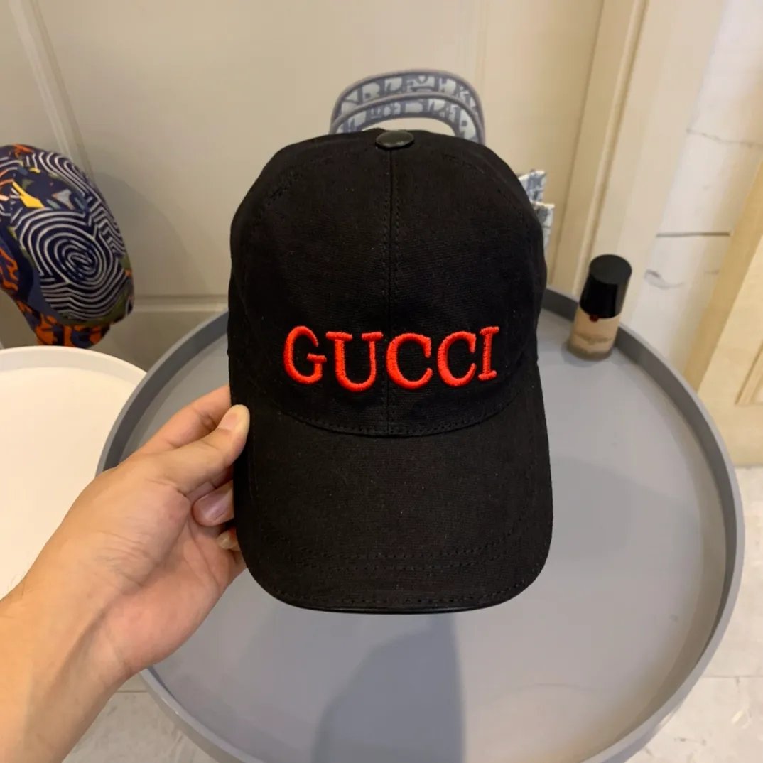 P130 Gucci (Gucci) new original baseball cap, Loved series, 1:1 mold customization, heavy embroidery, details comparable to counters, original canvas + first-layer cowhide, excellent quality! The first choice for handsome men and beautiful women, fashionable and versatile. The basic head circumference is 56-58, the patch is adjustable, and the original two-color version is shipped from the counter.