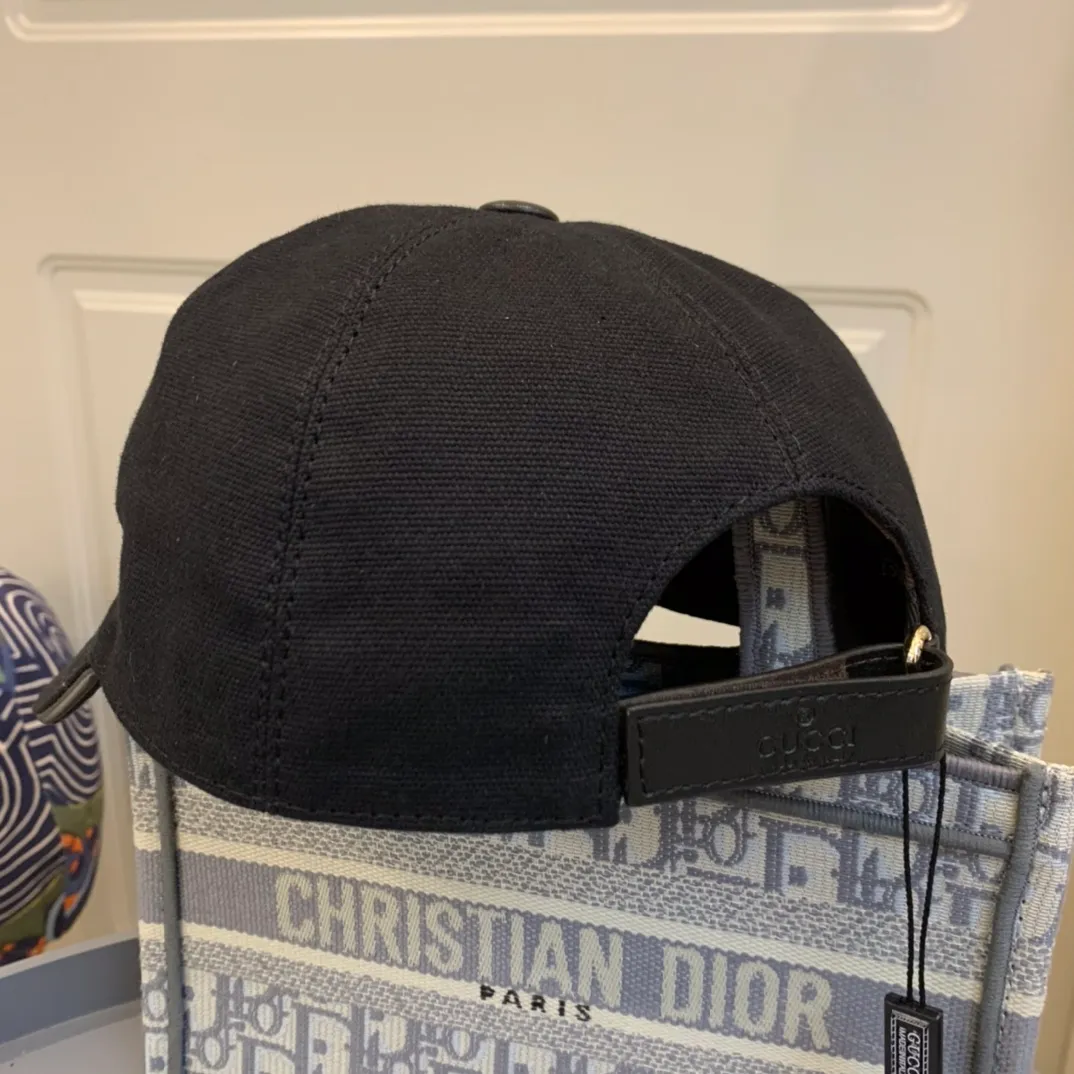 P130 Gucci (Gucci) new original baseball cap, Loved series, 1:1 mold customization, heavy embroidery, details comparable to counters, original canvas + first-layer cowhide, excellent quality! The first choice for handsome men and beautiful women, fashionable and versatile. The basic head circumference is 56-58, the patch is adjustable, and the original two-color version is shipped from the counter.