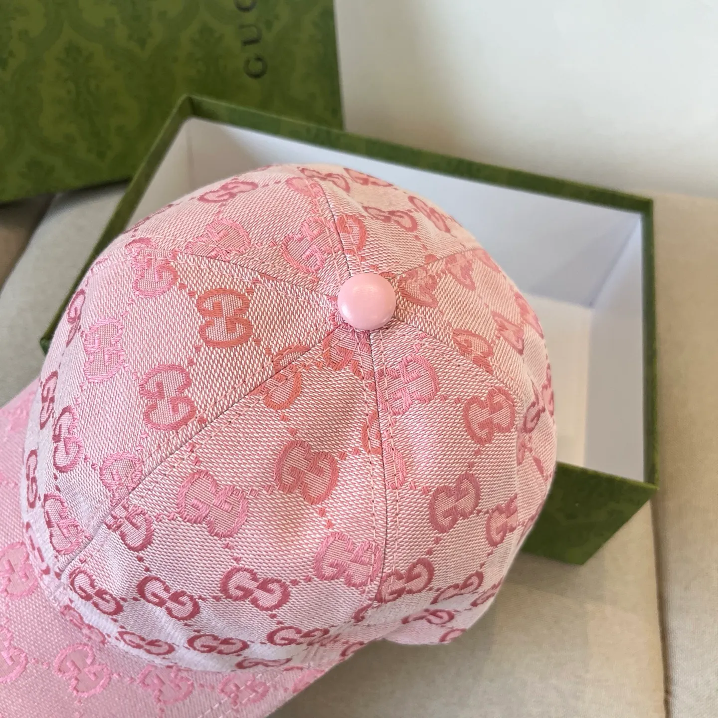 P60 Gucci Baseball Cap♥️GUCCI🧢New product from the official website, baseball cap, original quality, very popular 🔥🎩 The craftsmanship is very exquisite, high-end and classy! Low-key luxury, easy to carry! Running volume!