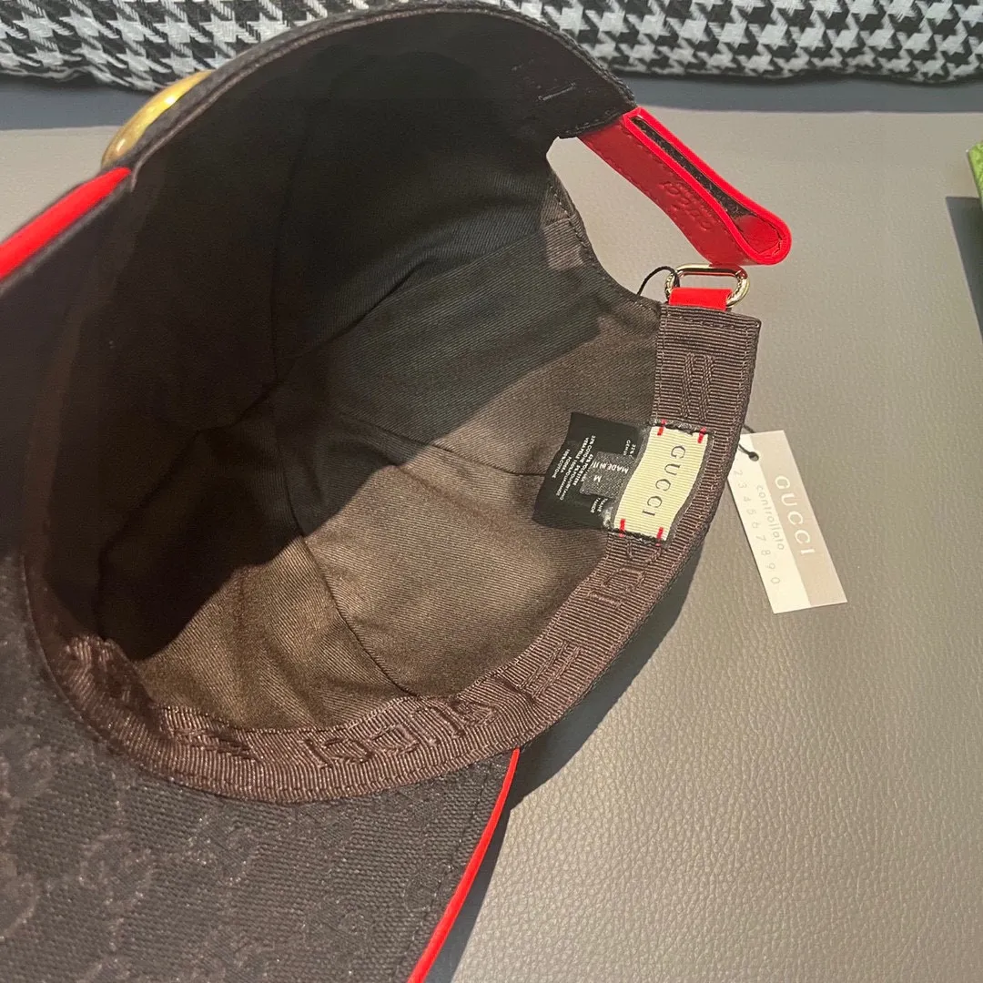 🉐️90 Comes with a packaging bag, Gucci's new original baseball cap, metal double G, the latest model at the counter, 1:1 custom molding, genuine molding hardware, original canvas fabric + first-layer cowhide, original quality! The quality is great, the basic head circumference is 56cm, and the patch is adjustable.