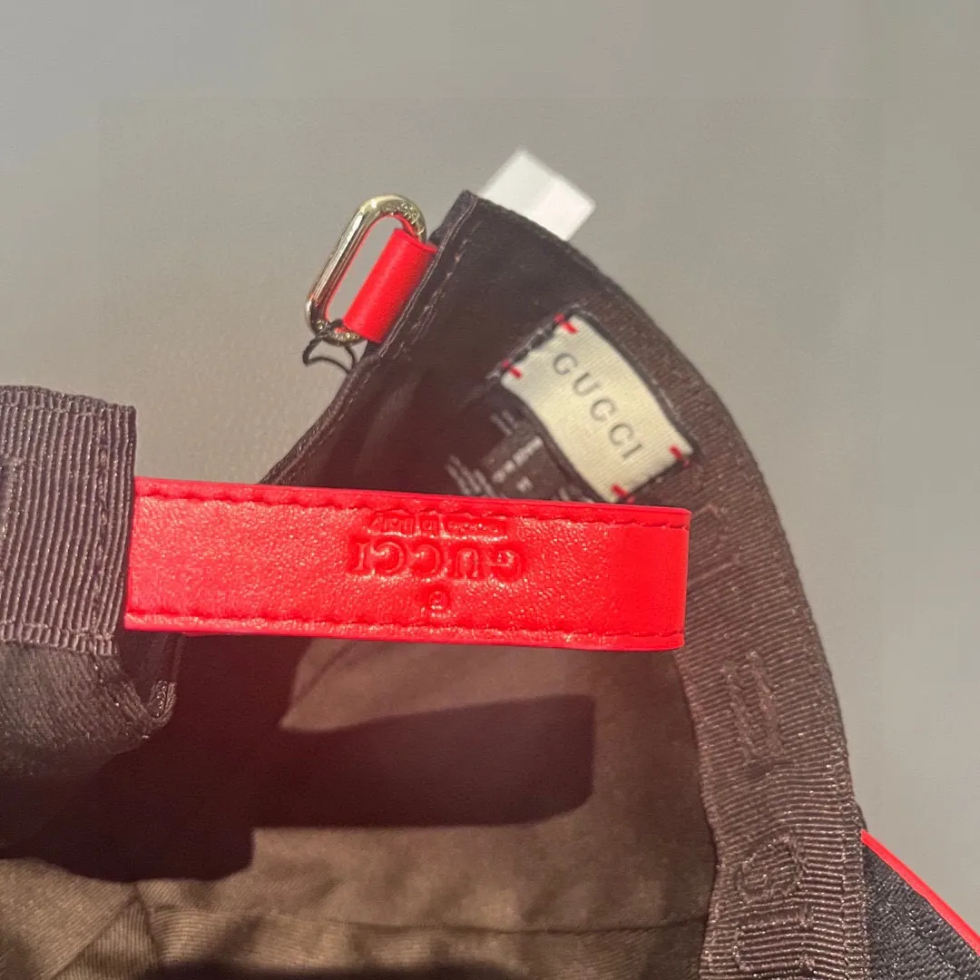 🉐️90 Comes with a packaging bag, Gucci's new original baseball cap, metal double G, the latest model at the counter, 1:1 custom molding, genuine molding hardware, original canvas fabric + first-layer cowhide, original quality! The quality is great, the basic head circumference is 56cm, and the patch is adjustable.
