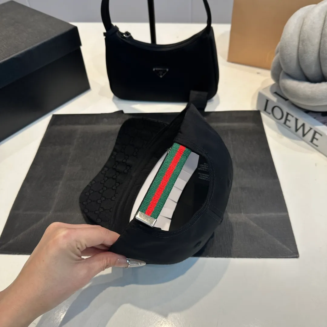 P56 Gucci Baseball Cap♥️GUCCI🧢New product from the official website, baseball cap, original quality, hot arrival 🔥🎩 The craftsmanship is very exquisite, high-end and classy! Low-key luxury, easy to carry! Running volume!