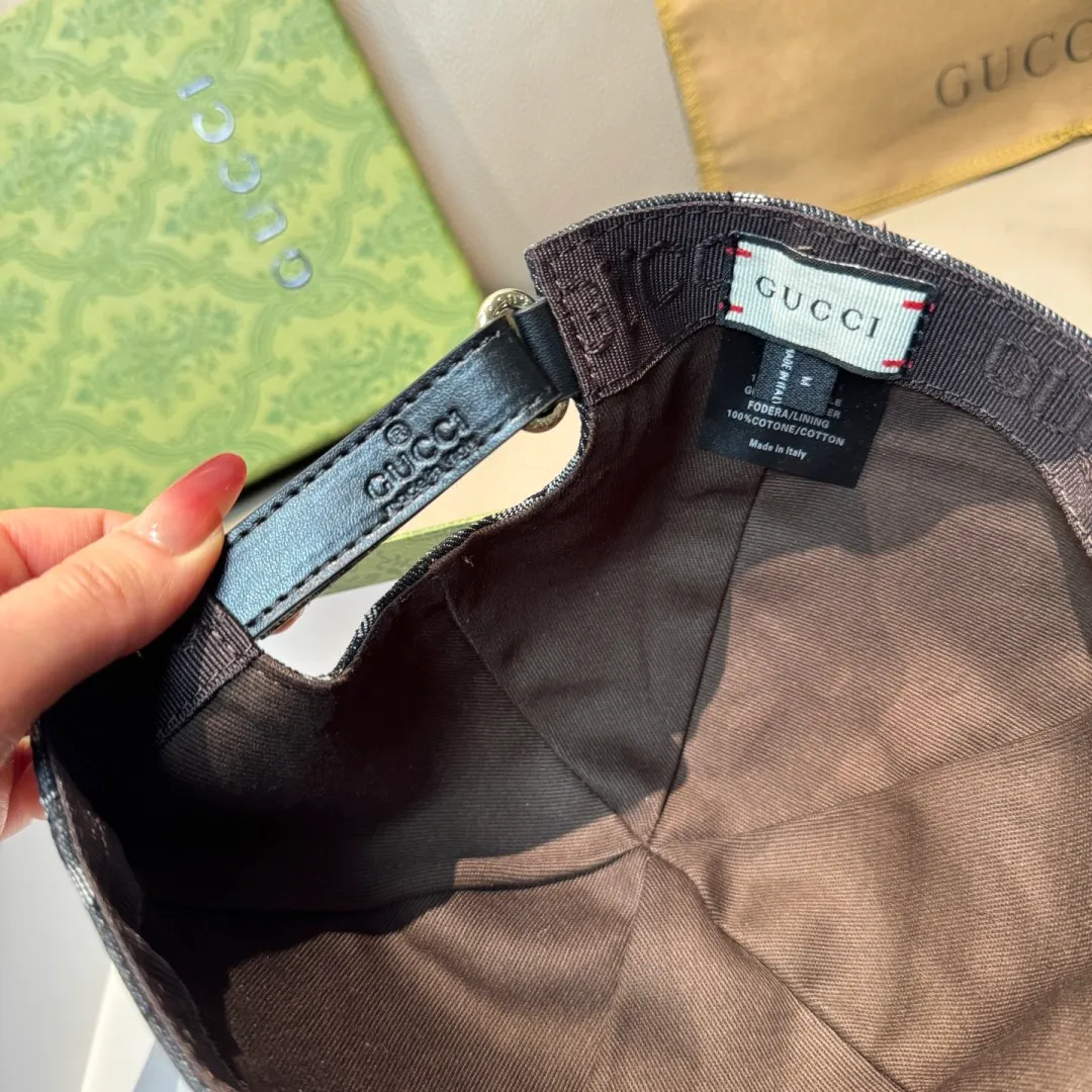 P90, Gucci (Gucci) new original baseball cap, large double G leather, best-selling model at the counter, 1:1 mold customization, original canvas fabric + first-layer cowhide, fashionable and handsome! The quality is great, the basic head circumference is 56cm, and the patch is adjustable.