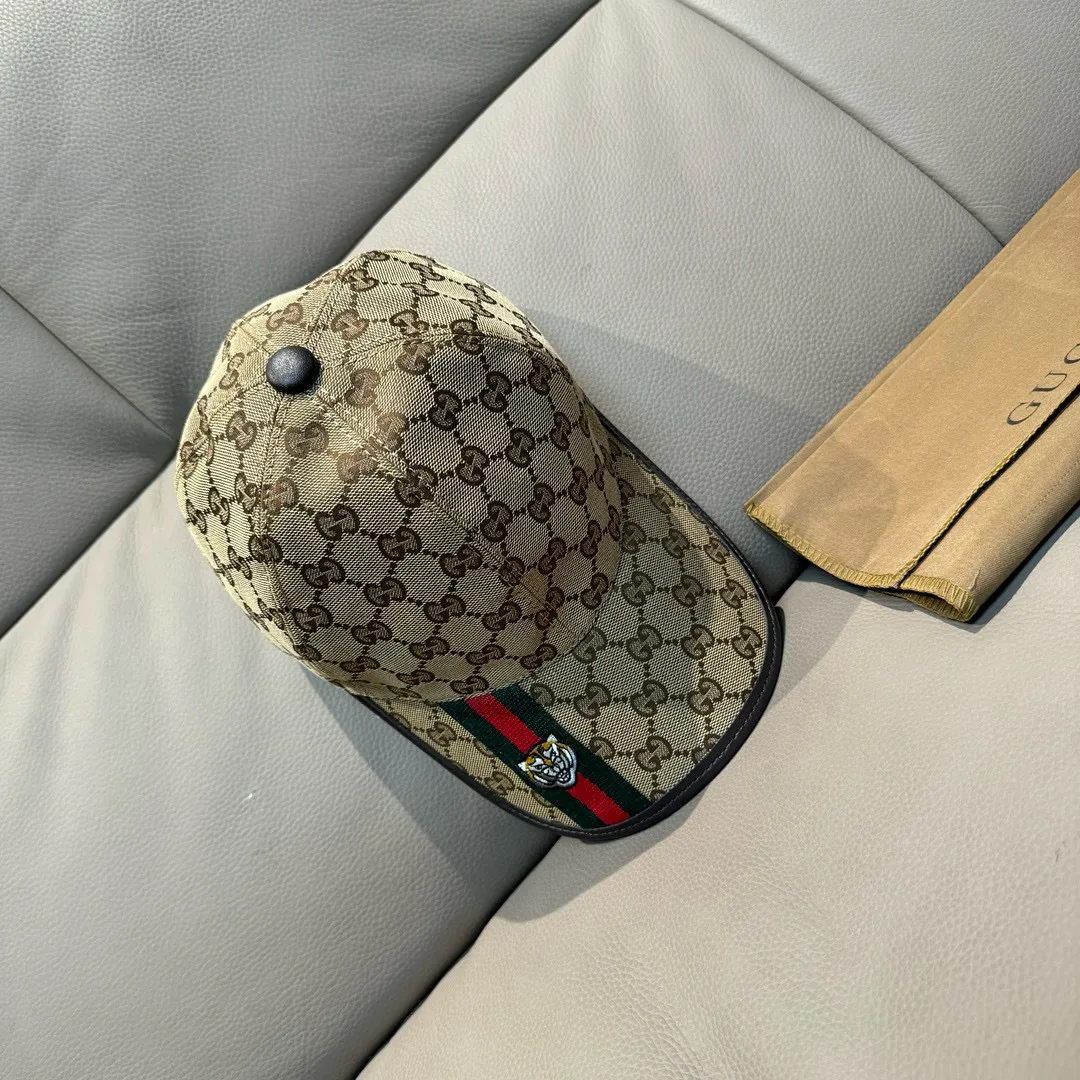 P150, Gucci's new original baseball cap, tiger head webbing, 1:1 mold customization, heavy embroidery, details comparable to those at counters, original canvas fabric + first-layer cowhide, great quality! The first choice for handsome men and beautiful women, fashionable and versatile. The basic head circumference is 56cm, and the patch is adjustable.