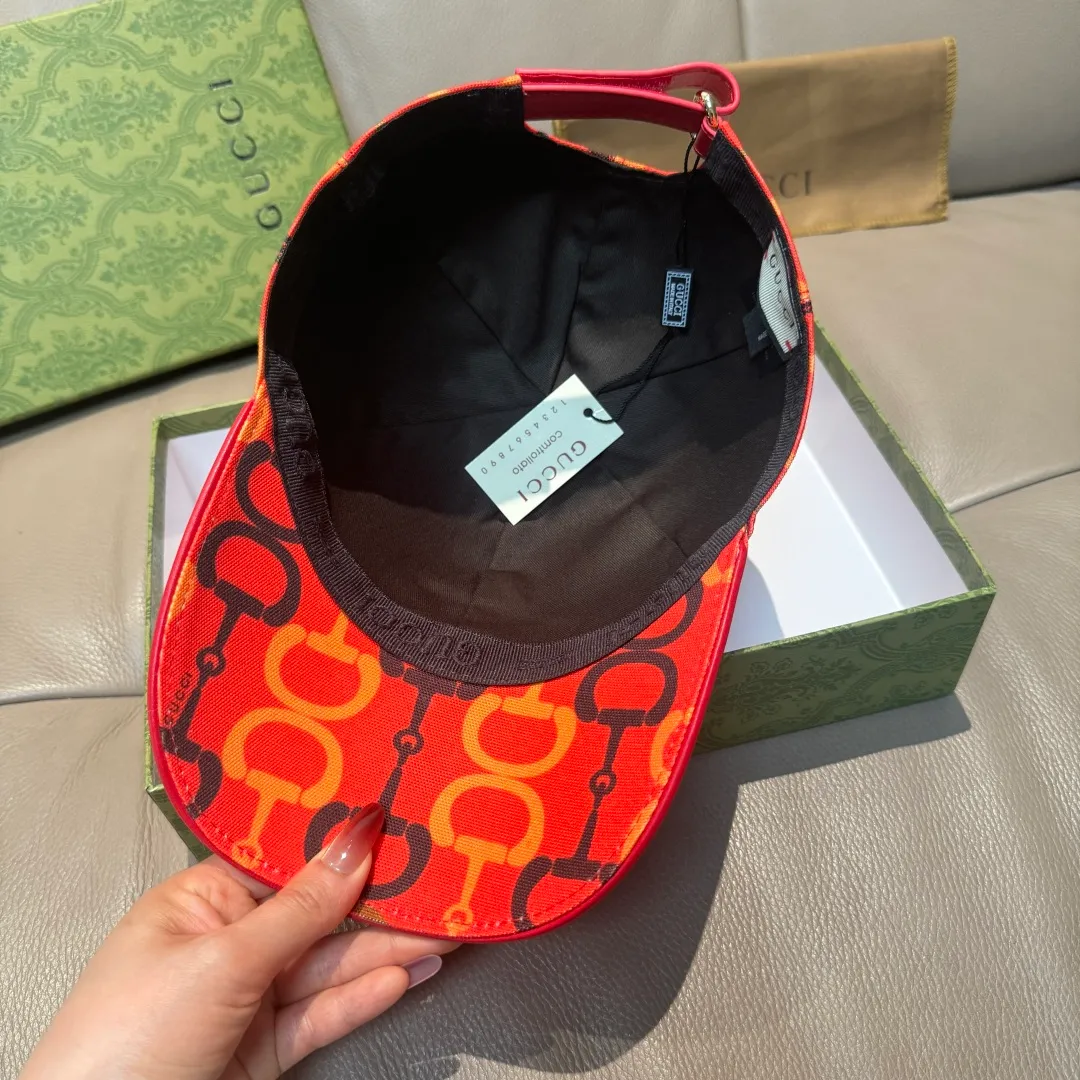p90 Horsebit buckle shipped. Gucci new original baseball cap, horsebit buckle baseball cap. 1:1 mold opening and customization at the counter, original canvas fabric + first layer of cowhide, light and breathable! The basic head circumference is 56cm, and the patch is adjustable.