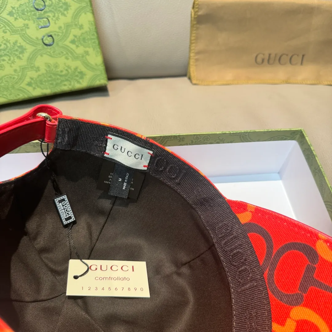 p90 Horsebit buckle shipped. Gucci new original baseball cap, horsebit buckle baseball cap. 1:1 mold opening and customization at the counter, original canvas fabric + first layer of cowhide, light and breathable! The basic head circumference is 56cm, and the patch is adjustable.