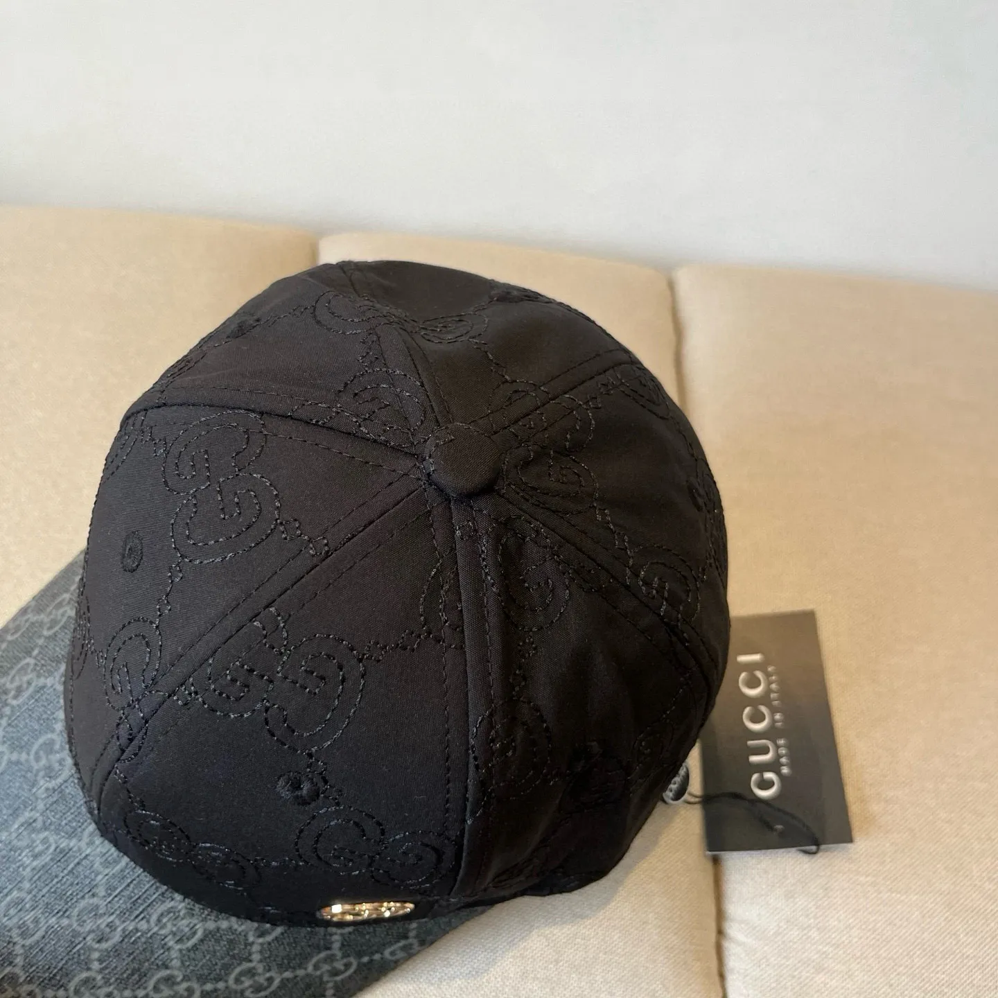 P60 Gucci Baseball Cap♥️GUCCI🧢New product from the official website, baseball cap, original quality, very popular 🔥🎩 The craftsmanship is very exquisite, high-end and classy! Low-key luxury, easy to carry! Running volume!