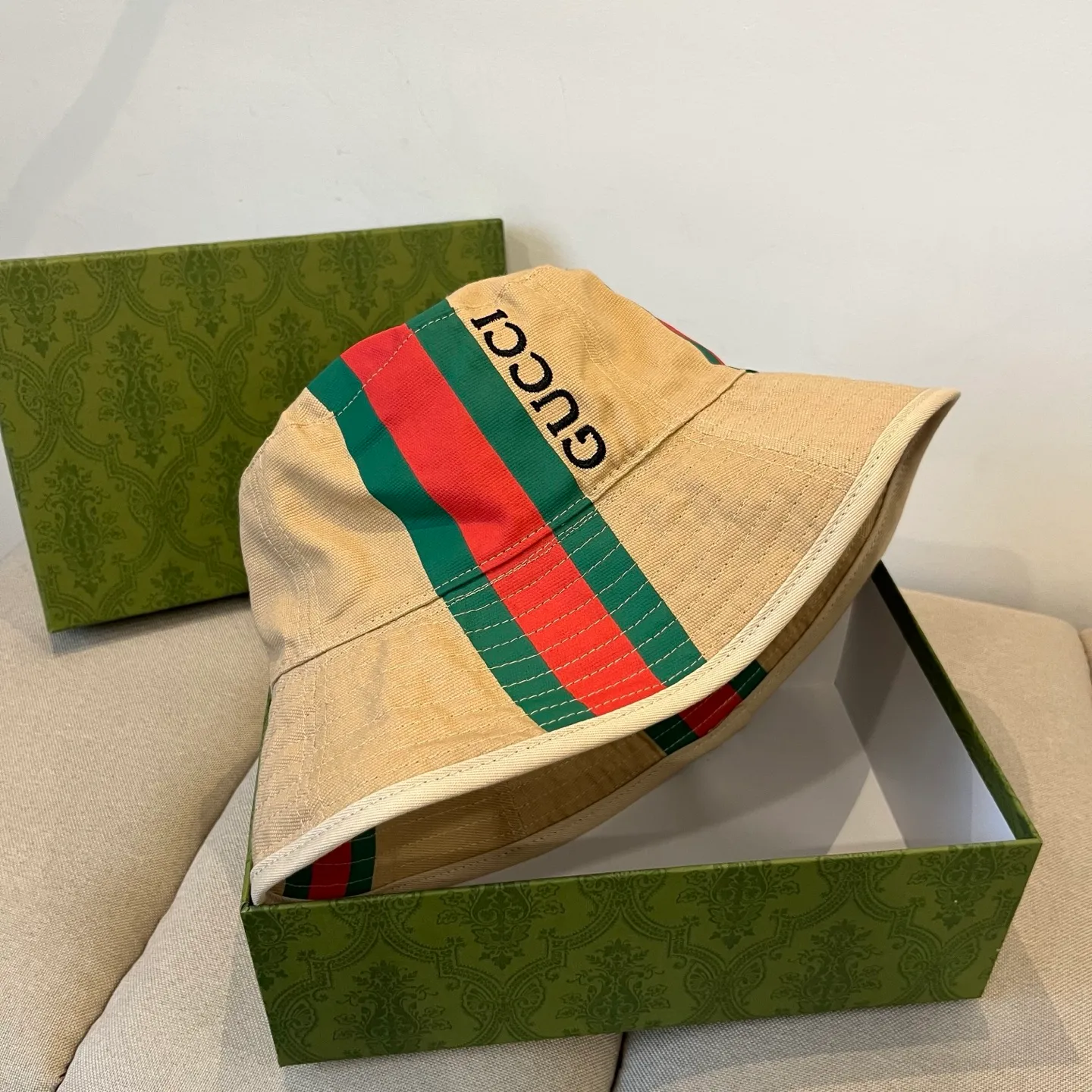 P70 Gucci baseball cap♥️GUCCI🧢New product from the official website, baseball cap, original quality, very popular 🔥🎩 The craftsmanship is very exquisite, high-end and classy! Low-key luxury, easy to carry! Running volume!