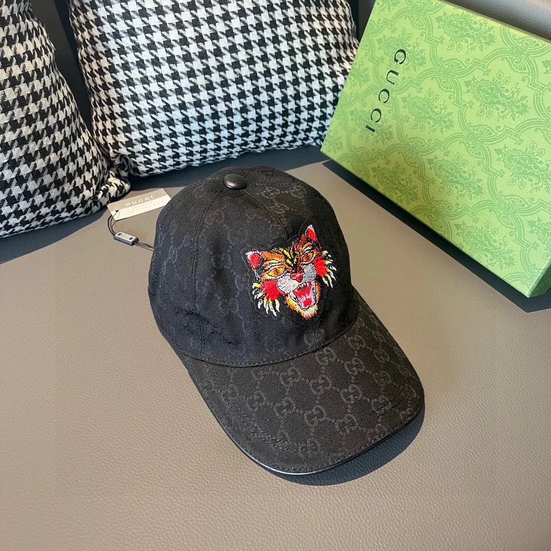 🉐️90 Comes with box bag, Gucci's new original baseball cap, cat head embroidery, 1:1 mold customization, heavy embroidery, details comparable to those at the counter, original canvas fabric + first layer cowhide, great quality! The first choice for handsome men and beautiful women, fashionable and versatile. The basic head circumference is 56cm, and the patch is adjustable.