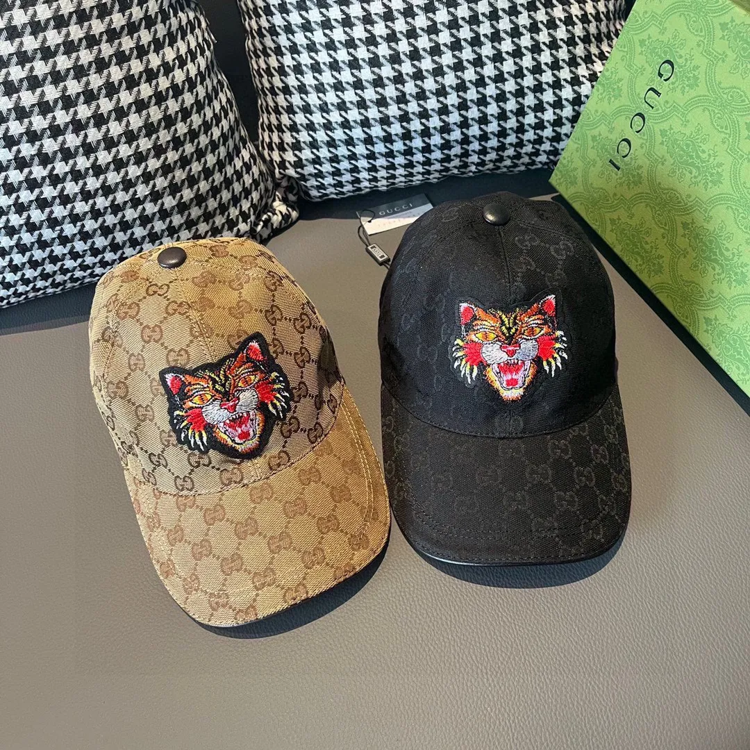 🉐️90 Comes with box bag, Gucci's new original baseball cap, cat head embroidery, 1:1 mold customization, heavy embroidery, details comparable to those at the counter, original canvas fabric + first layer cowhide, great quality! The first choice for handsome men and beautiful women, fashionable and versatile. The basic head circumference is 56cm, and the patch is adjustable.