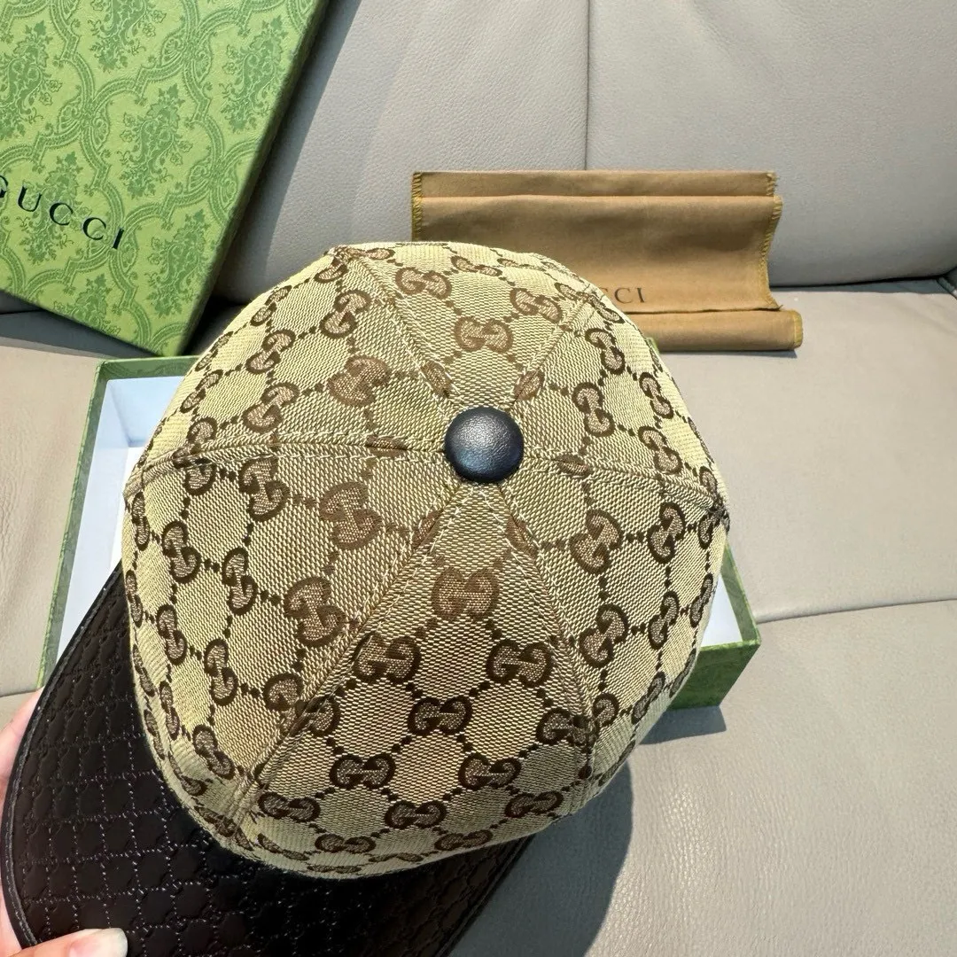 P90, Gucci (Gucci) classic original baseball cap, small double G cowhide stitching, 1:1 mold customization, excellent quality! The brim is embossed with first-layer cowhide, the quality is excellent! The basic head circumference is 56cm, the patch is adjustable, the original version is shipped in two colors from the counter, a hot seller!