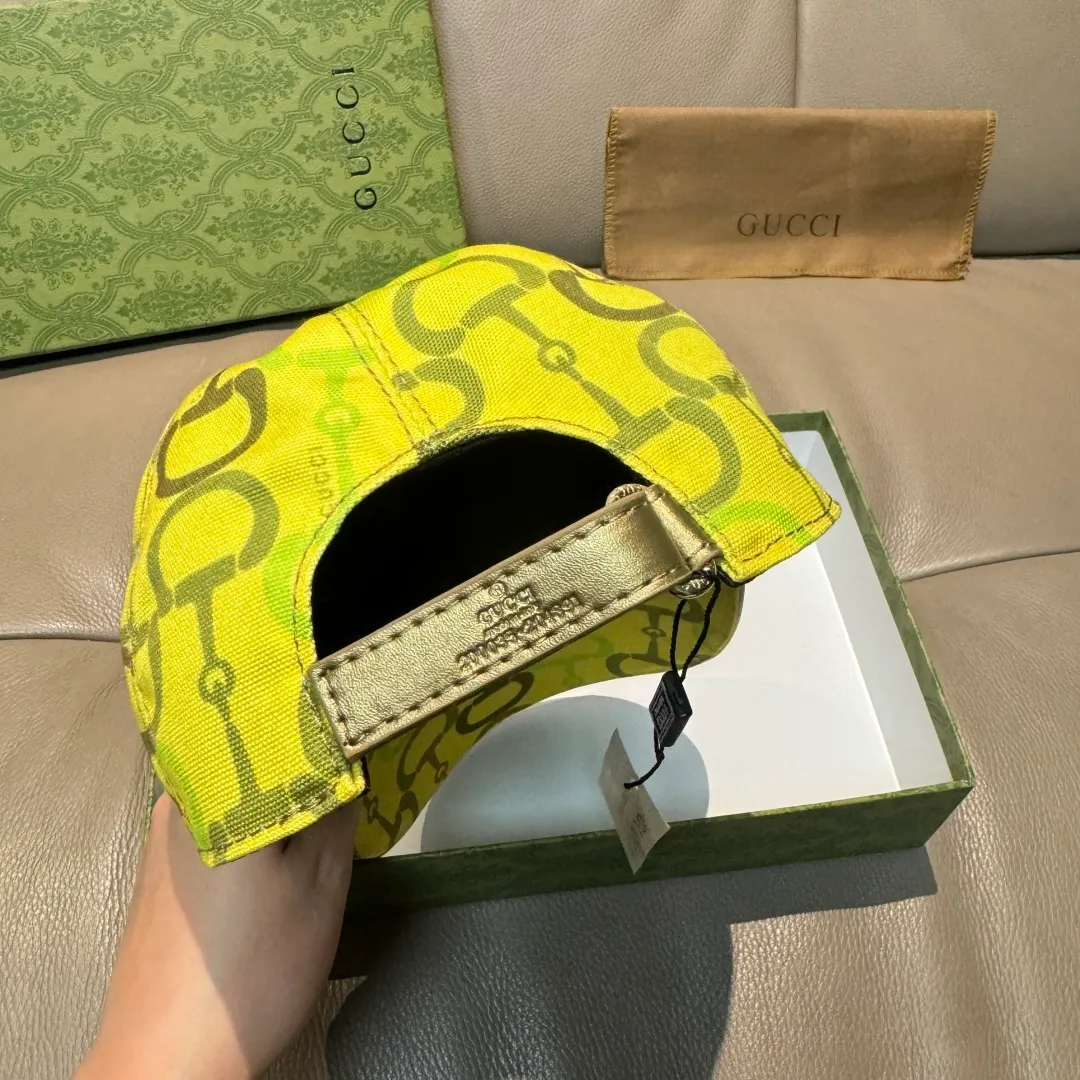 p90 Horsebit buckle shipped. Gucci new original baseball cap, horsebit buckle baseball cap. 1:1 mold opening and customization at the counter, original canvas fabric + first layer of cowhide, light and breathable! The basic head circumference is 56cm, and the patch is adjustable.
