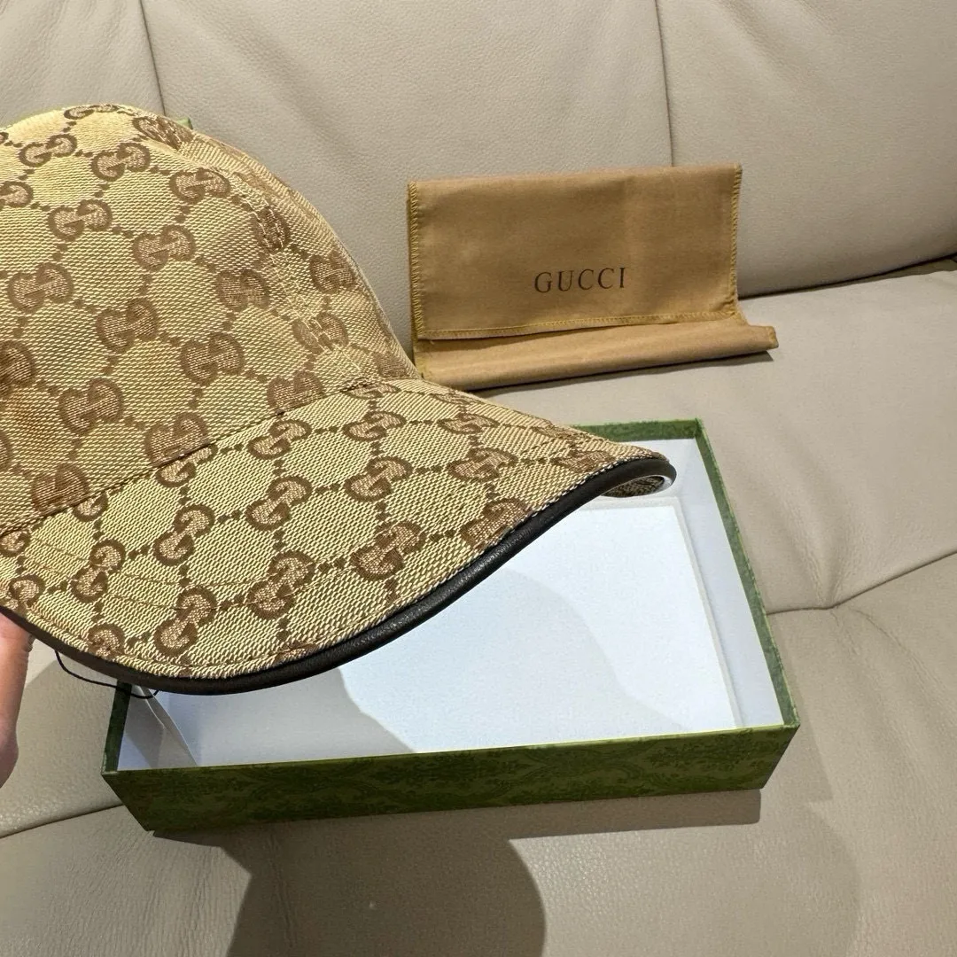 p90, the latest collaboration model of NY&Gucci (Gucci), original baseball cap, 1:1 mold customization, details comparable to those at the counter, original canvas fabric + first-layer cowhide, excellent quality! The first choice for handsome men and beautiful women, fashionable and versatile. The basic head circumference is 56cm, and the patch is adjustable.