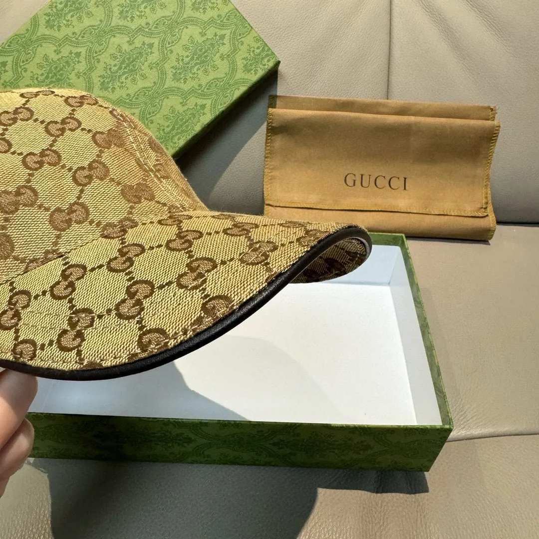 P900,000 classic model shipped! , Gucci (Gucci) classic original baseball cap, bee webbing, 1:1 mold opening and customization at the counter, the highest version, original canvas + first-layer cowhide, pure cotton lining, light and breathable! Photographed in real life, suitable for men and women in all seasons, basic head circumference 56cm, adjustable patches.
