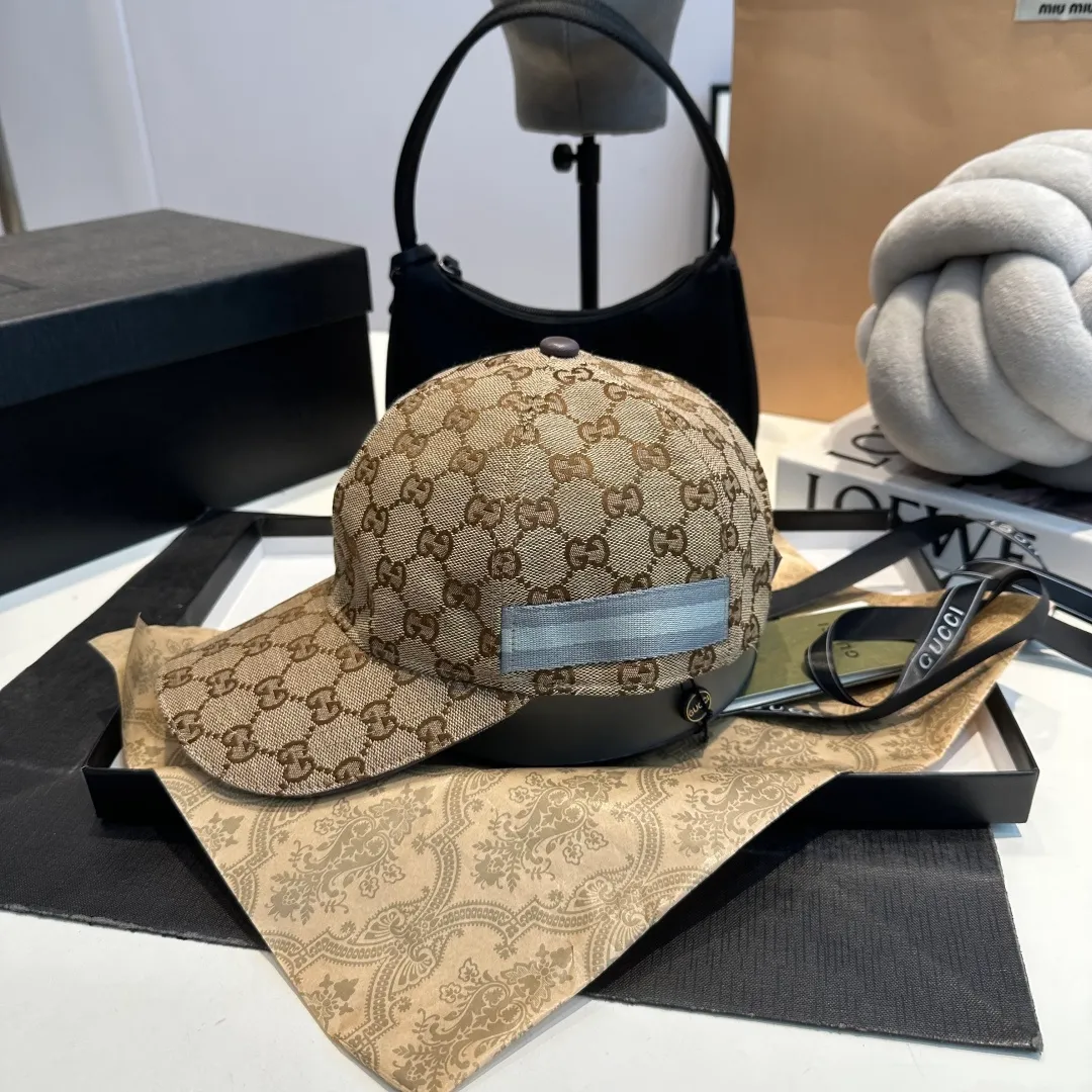 P240 This single product is from the Gucci Lido series, and its design is inspired by the summer style and beach clubs of the Italian coast. In the new fashion series "March of Love by Gucci", the classic GG canvas is launched in a classic and timeless blue and beige combination. This fabric has been used in many collections for a long time and has become the main material of the brand. This baseball cap comes in a classic colorway with red and blue web stripes adding to its appeal. Classic GG canvas·Striped webbing. Adjustable Velcro buckle on the back ●68% polyester, 16% cotton, 16% nylon·100% cotton (lining) 55% cotton, 45% viscose (inside)·100% nylon (detail)·100% calfskin