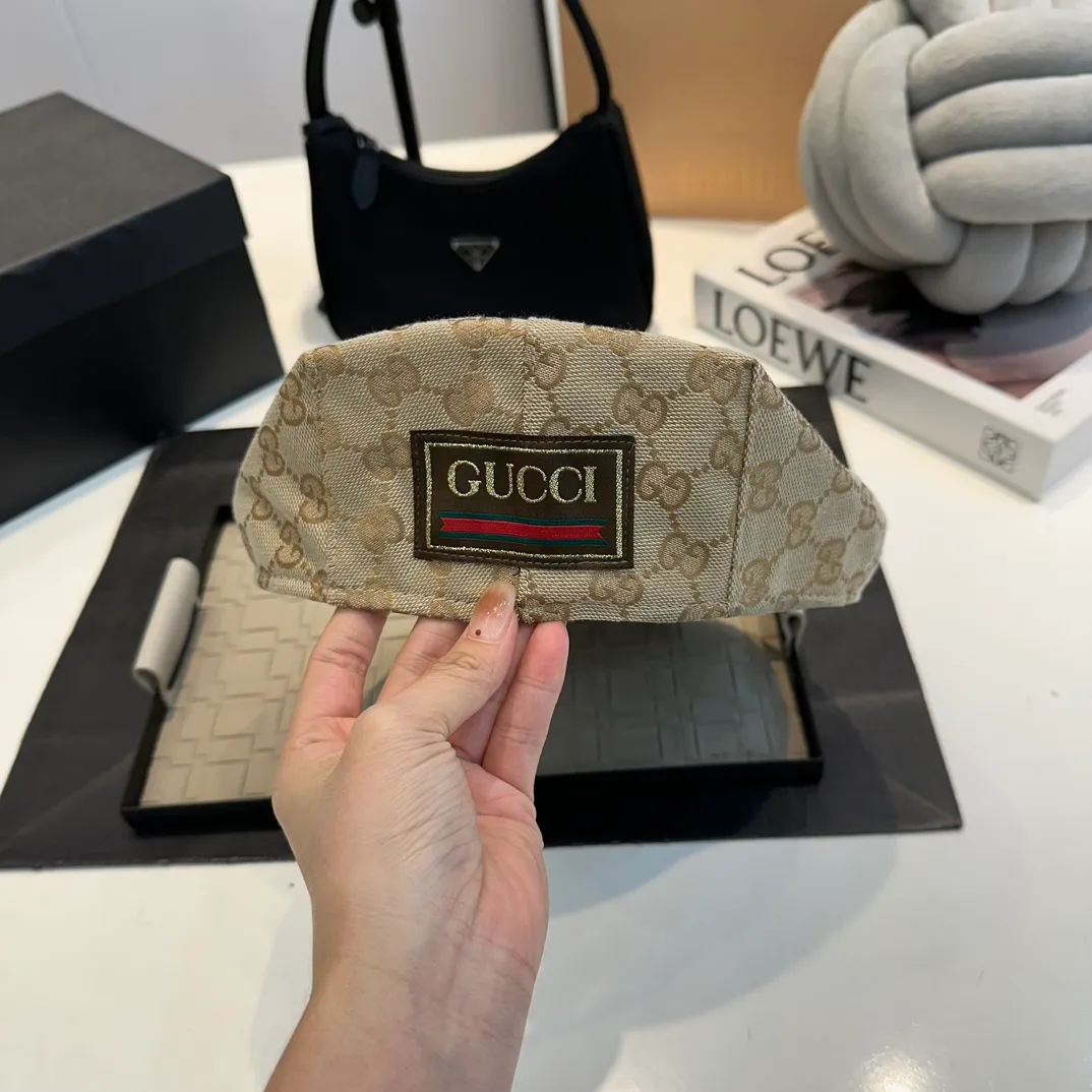 P80 Haute Couture The classic GG pattern began to be used in the 1930s. After nearly a century of development, it still provides inspiration for the brand to explore new expressions. This flat cap also features a Gucci web label on the back, a nod to the brand's equestrian roots. ·Beige and dark brown GG canvas·Gucci webbing label on the back·Hidden brim·