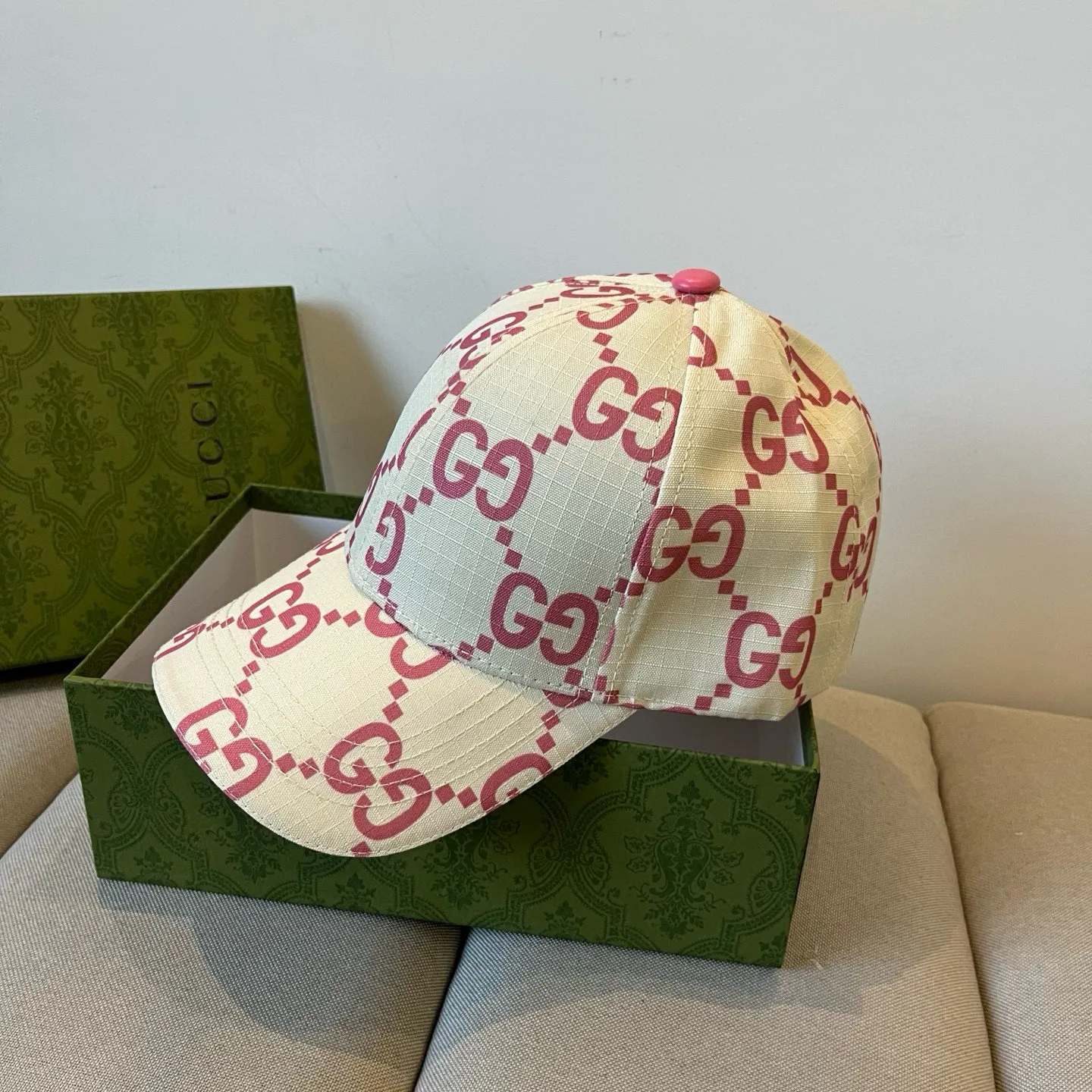 P60 Gucci Baseball Cap♥️GUCCI🧢New product from the official website, baseball cap, original quality, very popular 🔥🎩 The craftsmanship is very exquisite, high-end and classy! Low-key luxury, easy to carry! Running volume!