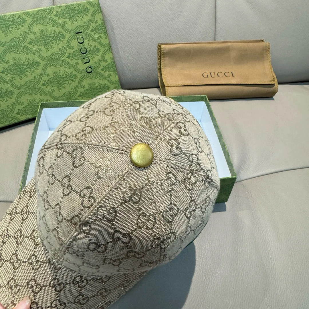 p90, Gucci (Gucci) classic original baseball cap😍😍gold silk logo. 1:1 mold opening and customization at the counter, the highest version, original canvas + first-layer cowhide, pure cotton lining, light and breathable! Photographed in real life, suitable for men and women in all seasons, basic head circumference 56cm, adjustable patches.