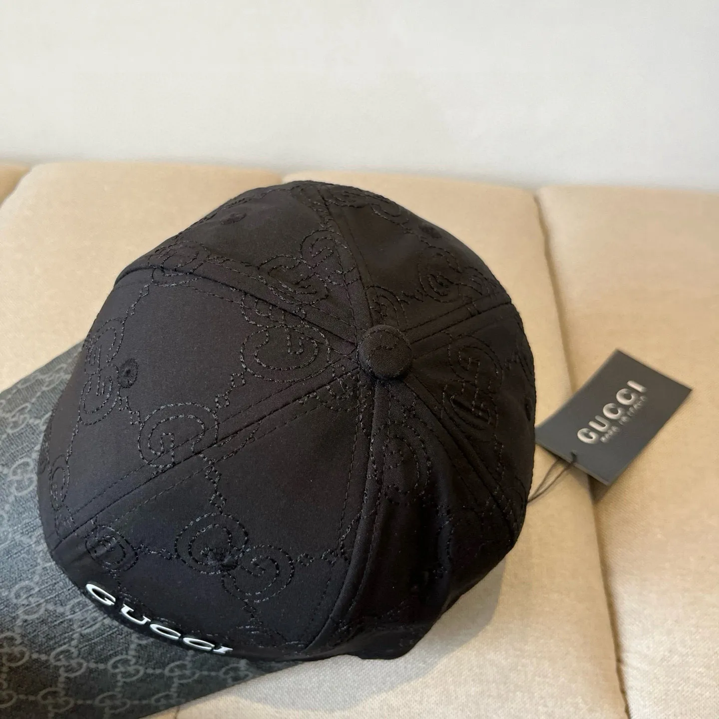P60 Gucci Baseball Cap♥️GUCCI🧢New product from the official website, baseball cap, original quality, very popular 🔥🎩 The craftsmanship is very exquisite, high-end and classy! Low-key luxury, easy to carry! Running volume!
