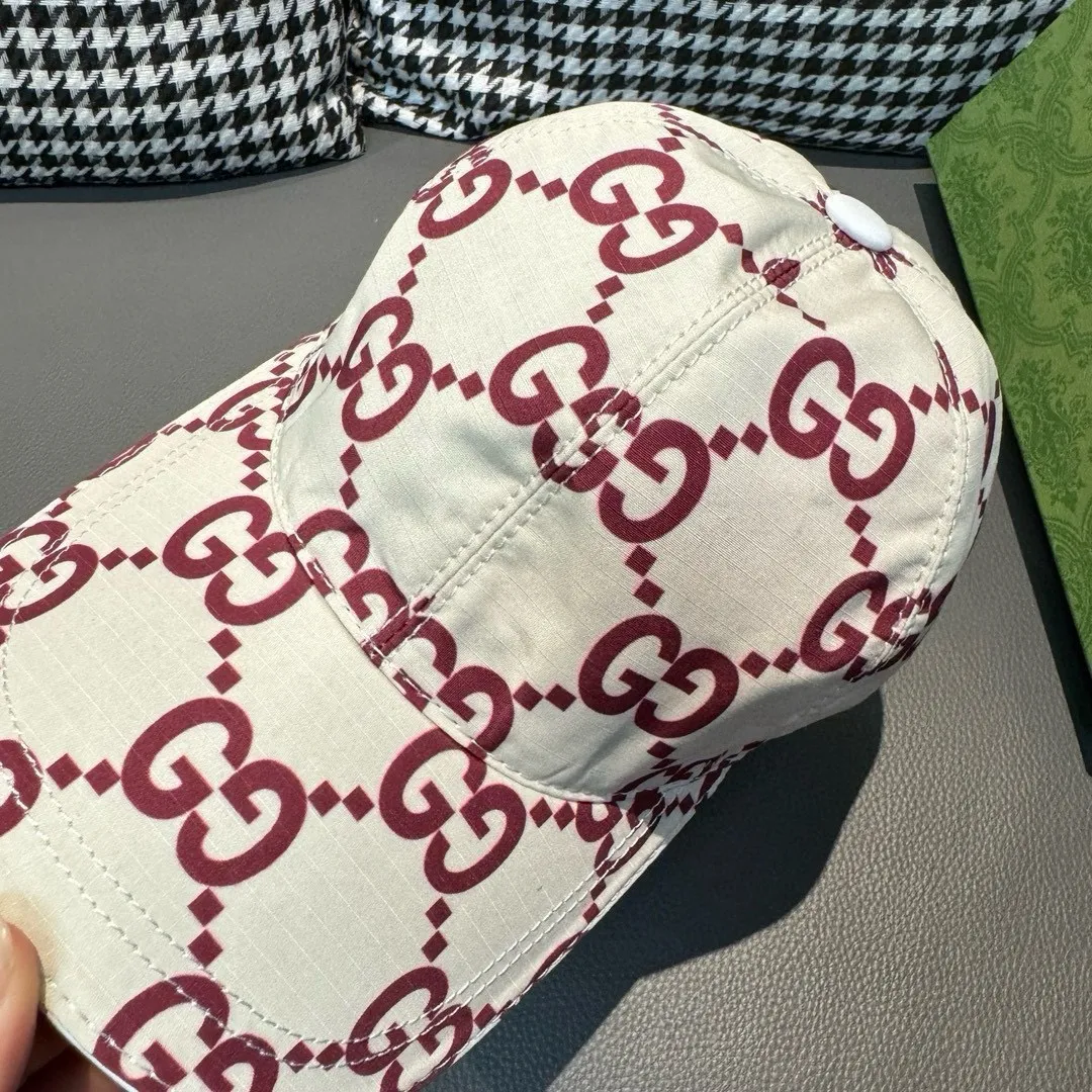 P90 new model shipped from the official website, Gucci's latest original baseball cap, large double G, 1:1 mold customization at the counter, perfect alignment, original canvas fabric + first-layer cowhide, light and breathable! The basic head circumference is 56cm, and the patch is adjustable.