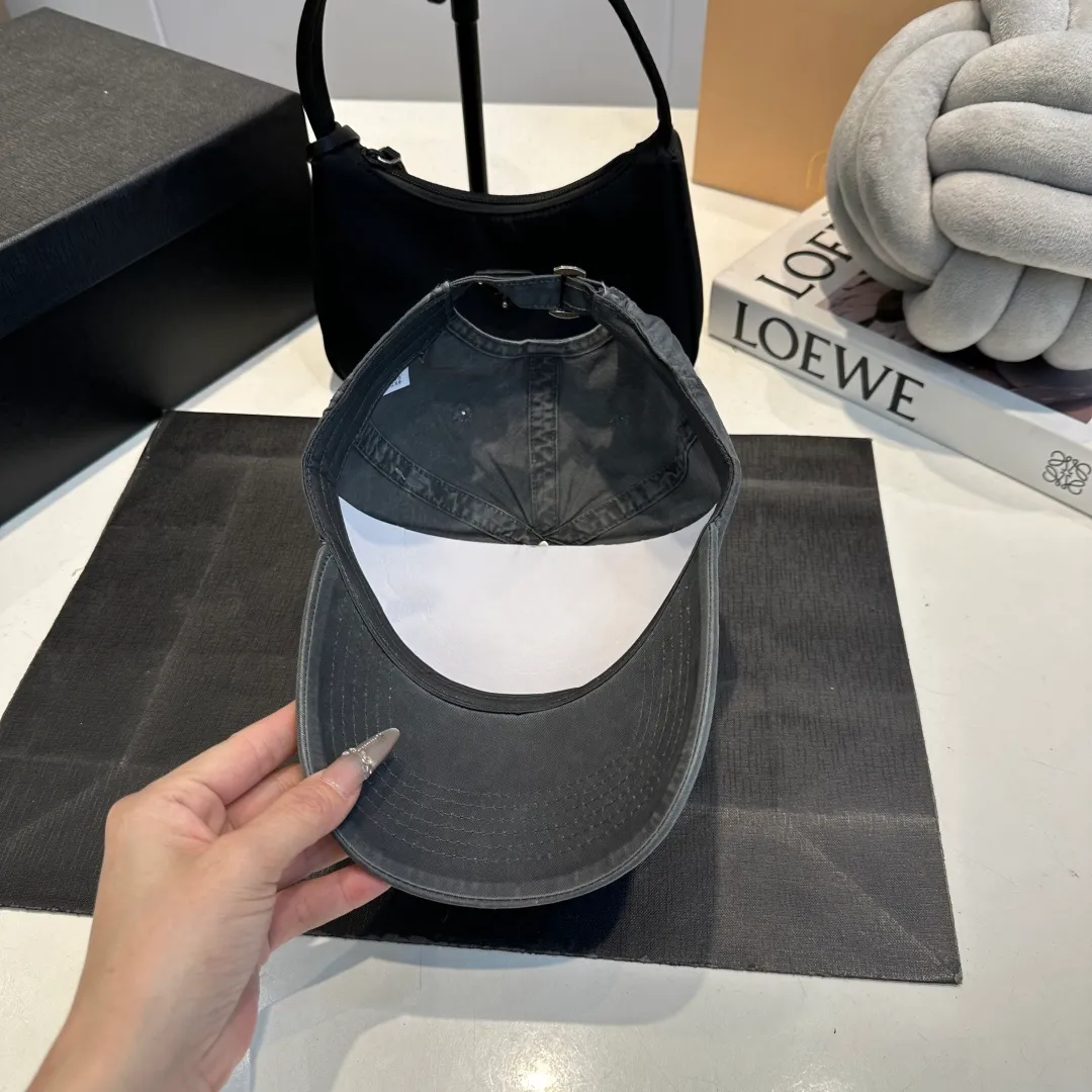 P60 Gucci Baseball Cap GUCCI official website new product, baseball cap, original quality is very popular. The craftsmanship is very exquisite, high-end and classy! Low-key luxury, easy to carry! Running volume!