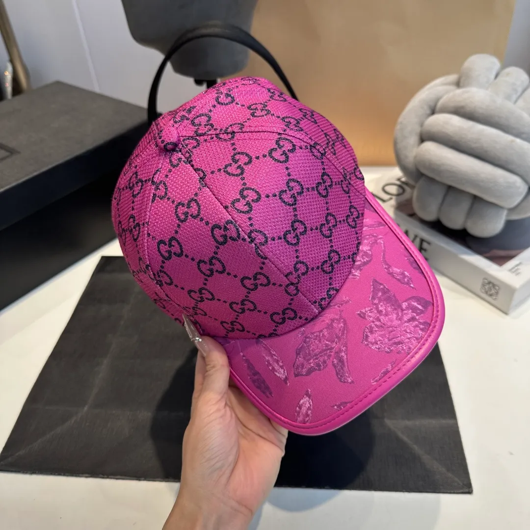 P56 Gucci Baseball Cap♥️GUCCI🧢New product from the official website, baseball cap, original quality, hot arrival 🔥🎩 The craftsmanship is very exquisite, high-end and classy! Low-key luxury, easy to carry! Running volume!