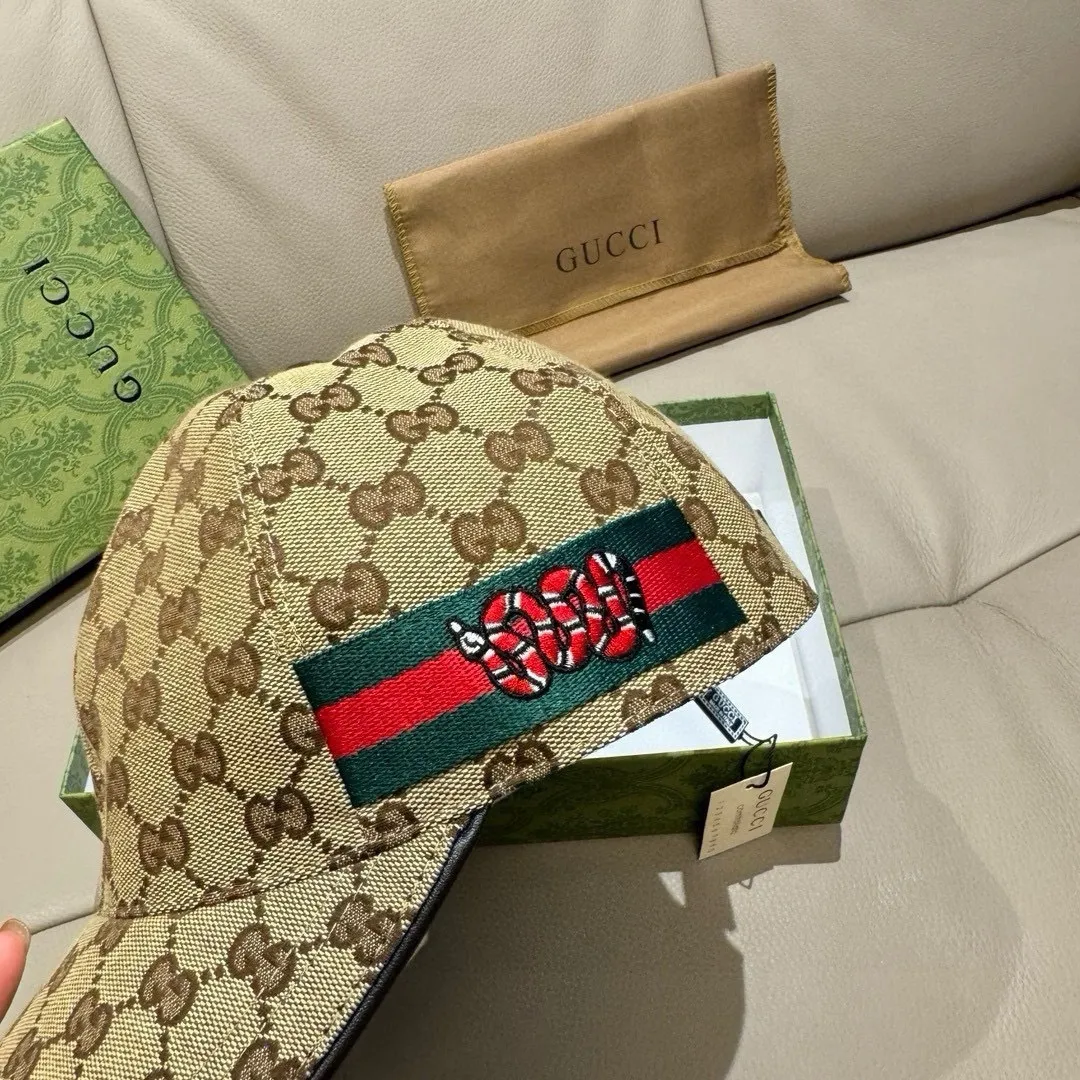 p90, Gucci's new original baseball cap, embroidered python, 1:1 mold customization, heavy embroidery, delicate and luxurious, details comparable to those at the counters, original canvas fabric + first-layer cowhide, pure cotton lining, great quality! The first choice for handsome men and beautiful women, fashionable and versatile. Basic head circumference 56, adjustable patch