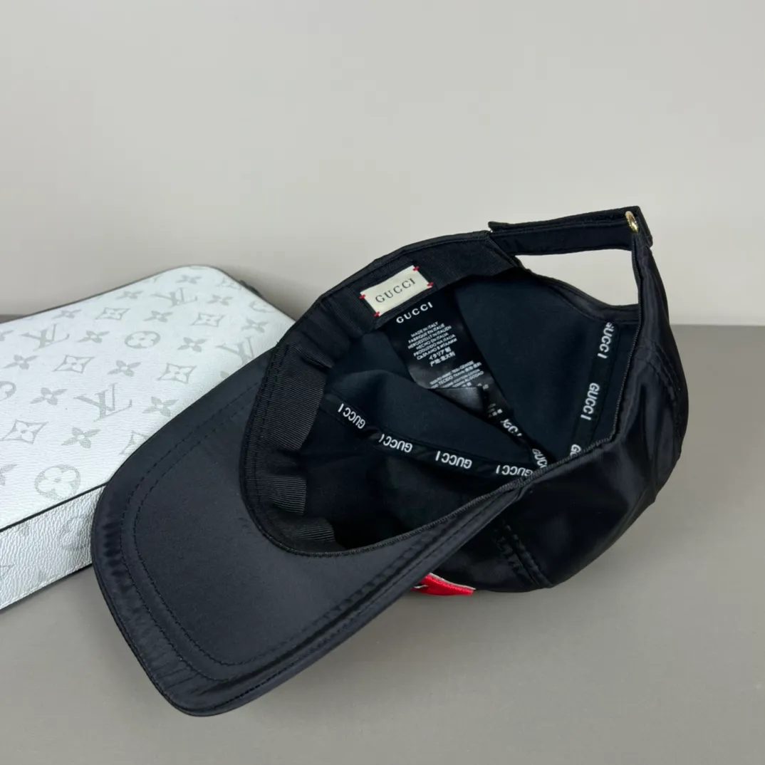 P46💰Gucci Baseball Cap♥️GUCCI🧢Official website new product, baseball cap, original quality, hot arrival 🔥🎩 The craftsmanship is very exquisite, high-end and classy! Low-key luxury, easy to carry! Running volume!