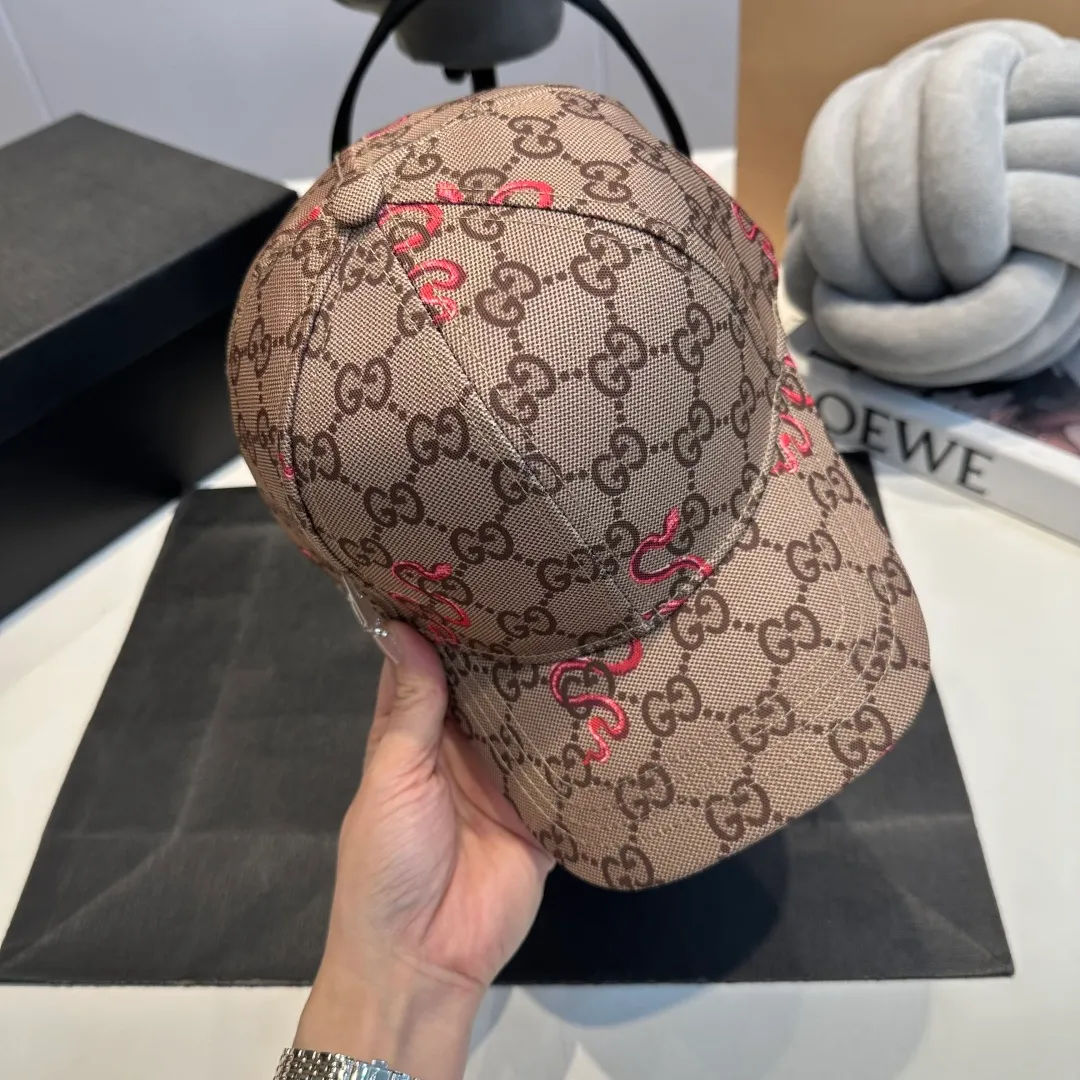 P54 Gucci Baseball Cap GUCCI🧢Official website new product, baseball cap, original quality is very popular. The workmanship is very exquisite, high-end and classy! Low-key luxury, easy to carry! Running volume!