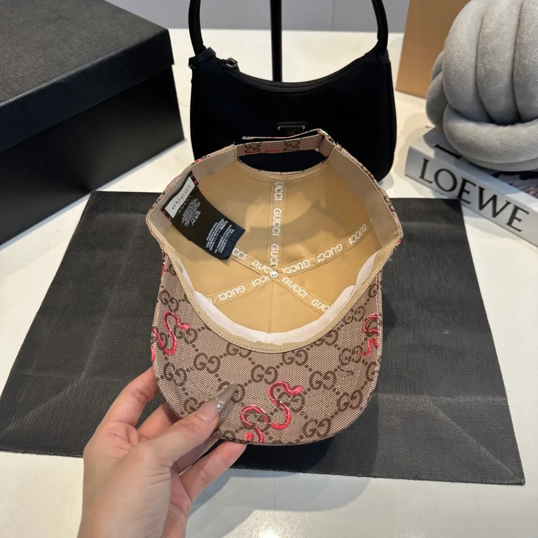 P54 Gucci Baseball Cap GUCCI🧢Official website new product, baseball cap, original quality is very popular. The workmanship is very exquisite, high-end and classy! Low-key luxury, easy to carry! Running volume!