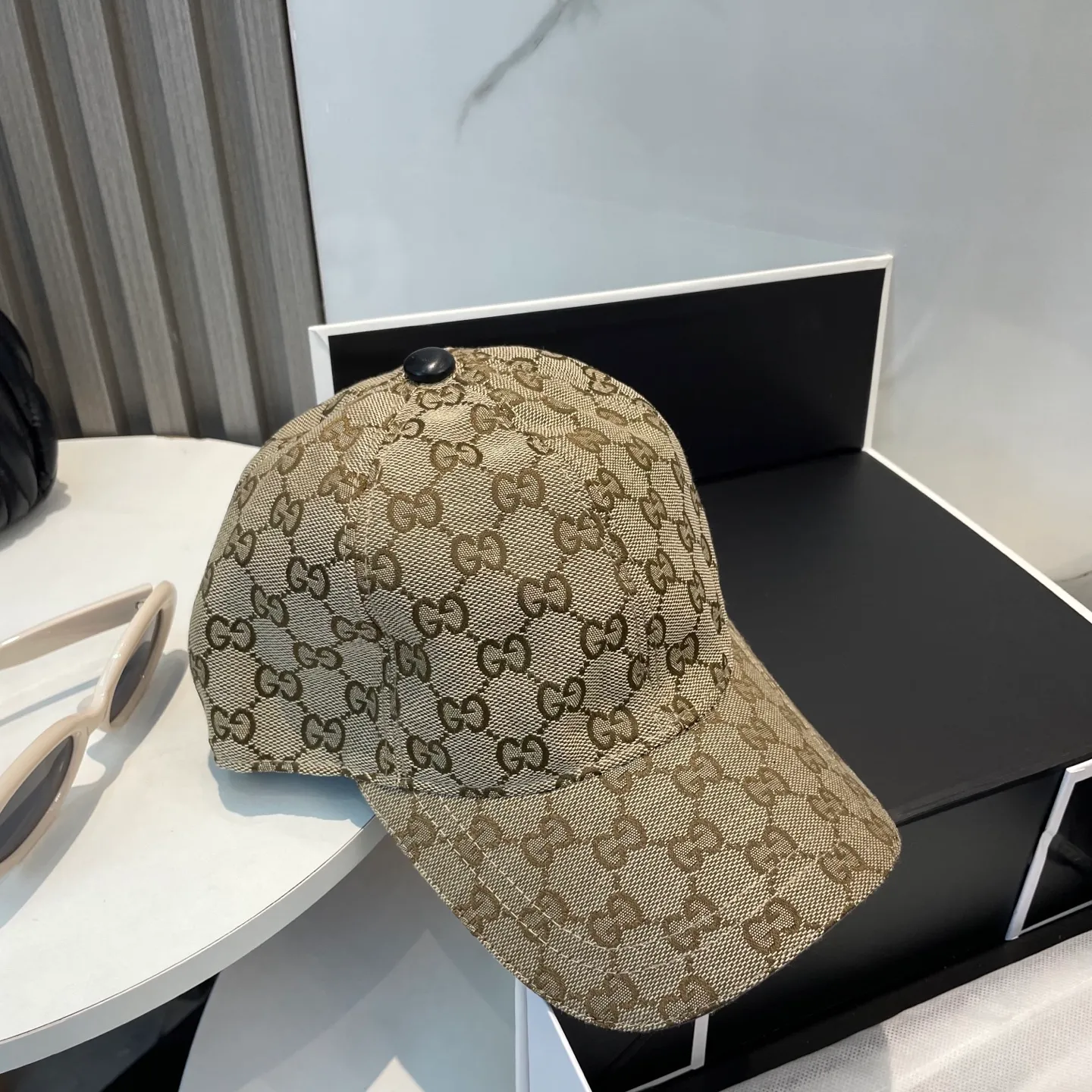 P60 Gucci (Gucci) classic original baseball cap😍Customized with 1:1 mold opening at the counter, the highest version, the original canvas is light and breathable! Photographed in real life, suitable for men and women in all seasons, basic head circumference 56cm, adjustable patches.