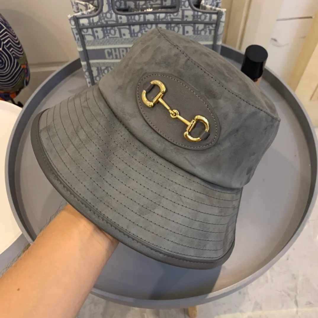 P90 GUCCI Gucci's new presbyopic buckle leather-trimmed fisherman's hat. Classic and fashionable, eye-catching shape, large brim fisherman's face, sunshade is also a good choice! Head circumference:58cm