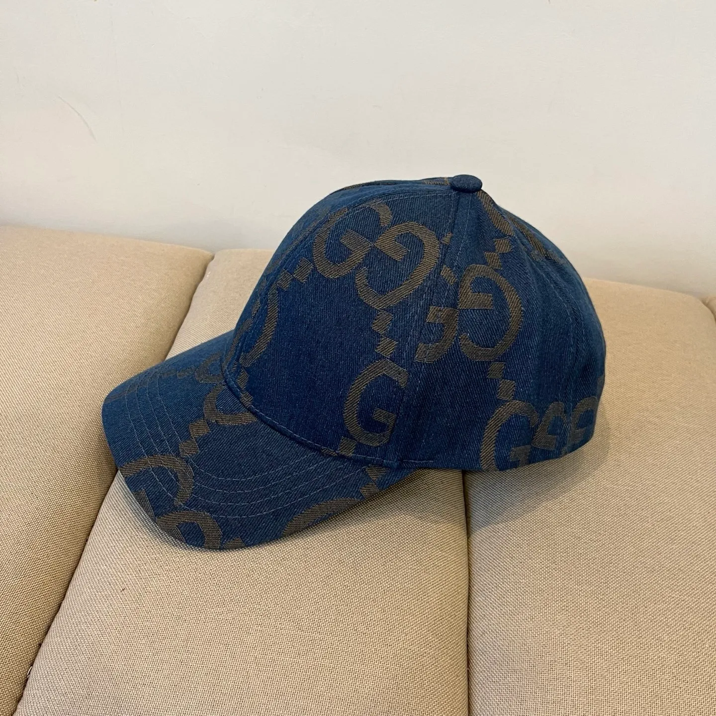 P56 Gucci Baseball Cap♥️GUCCI🧢New product from the official website, baseball cap, original quality, hot arrival 🔥🎩 The craftsmanship is very exquisite, high-end and classy! Low-key luxury, easy to carry! Running volume!