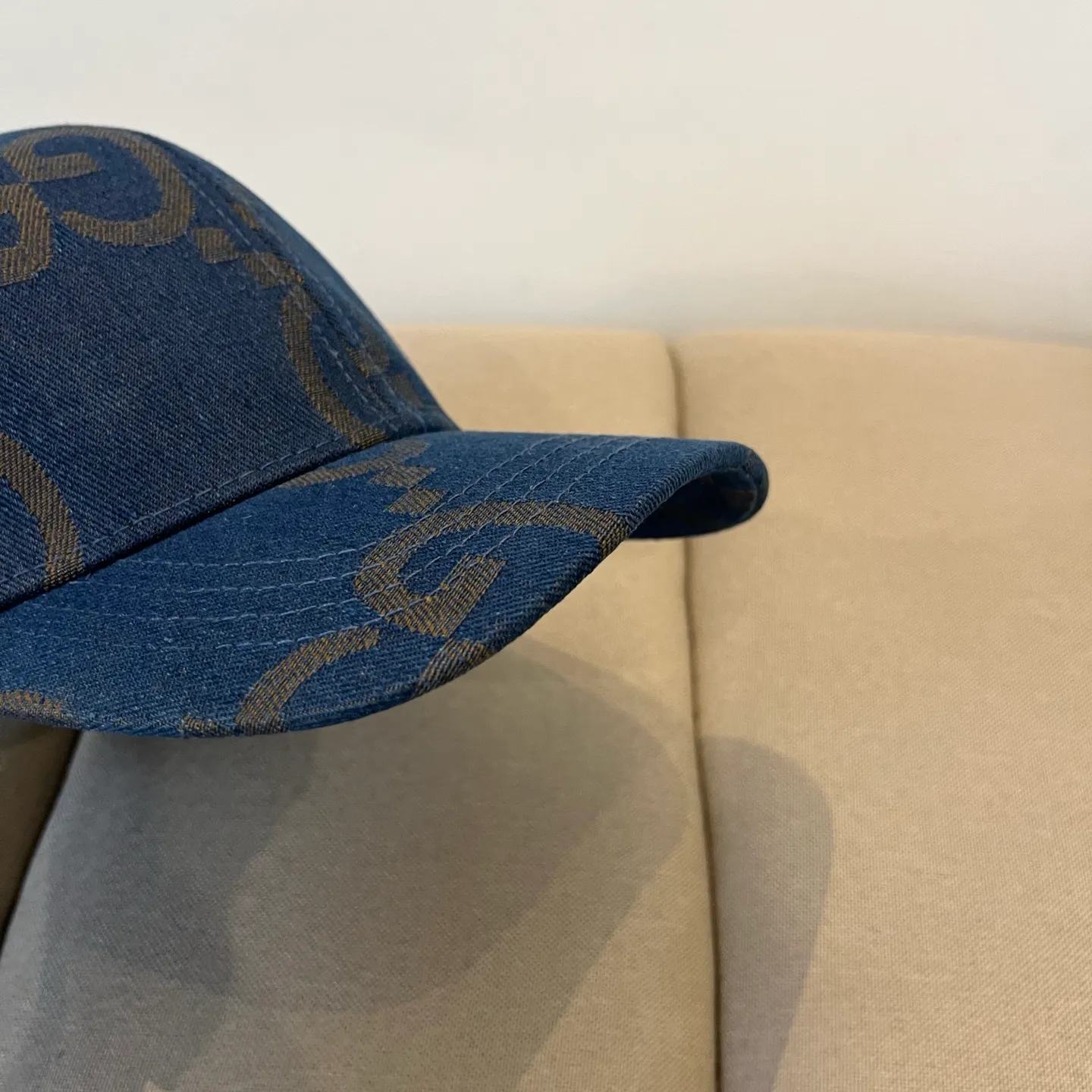 P56 Gucci Baseball Cap♥️GUCCI🧢New product from the official website, baseball cap, original quality, hot arrival 🔥🎩 The craftsmanship is very exquisite, high-end and classy! Low-key luxury, easy to carry! Running volume!