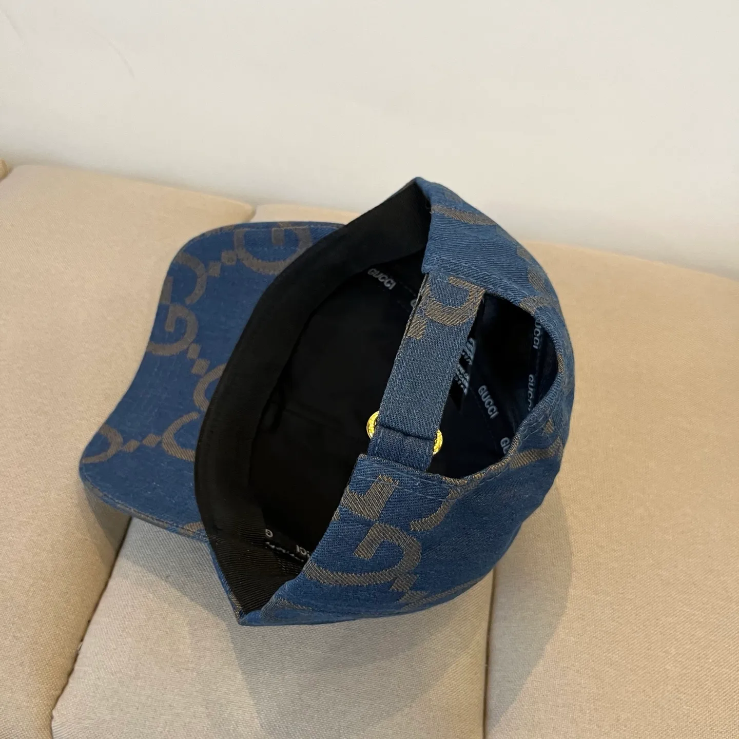 P56 Gucci Baseball Cap♥️GUCCI🧢New product from the official website, baseball cap, original quality, hot arrival 🔥🎩 The craftsmanship is very exquisite, high-end and classy! Low-key luxury, easy to carry! Running volume!