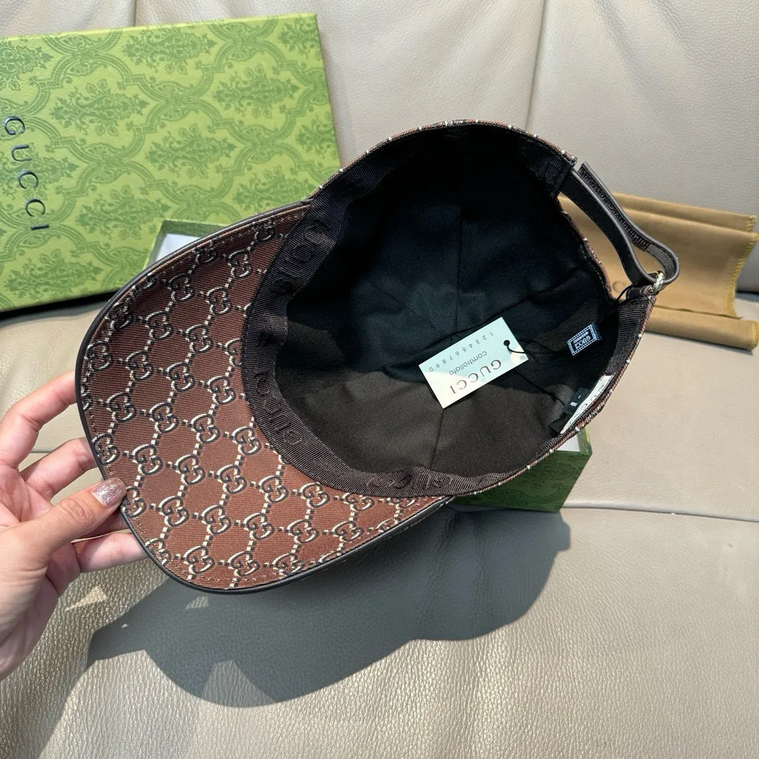p90, Gucci (Gucci) new original baseball cap, silk screen logo, 1:1 mold opening and customization at the counter, original canvas fabric + first layer of cowhide, pure cotton lining, light and breathable! The quality is great, the basic head circumference is 56cm, and the patch is adjustable.