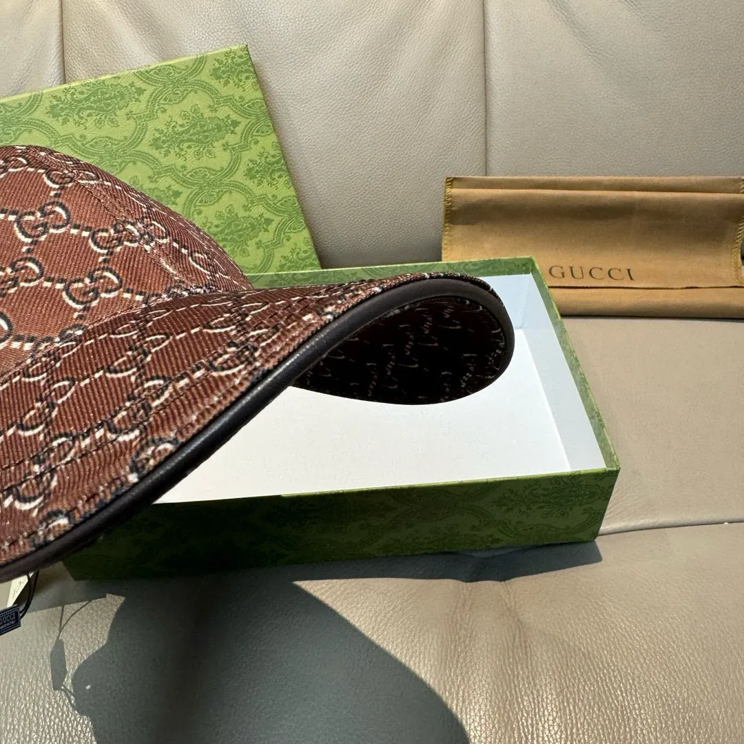 p90, Gucci (Gucci) new original baseball cap, silk screen logo, 1:1 mold opening and customization at the counter, original canvas fabric + first layer of cowhide, pure cotton lining, light and breathable! The quality is great, the basic head circumference is 56cm, and the patch is adjustable.