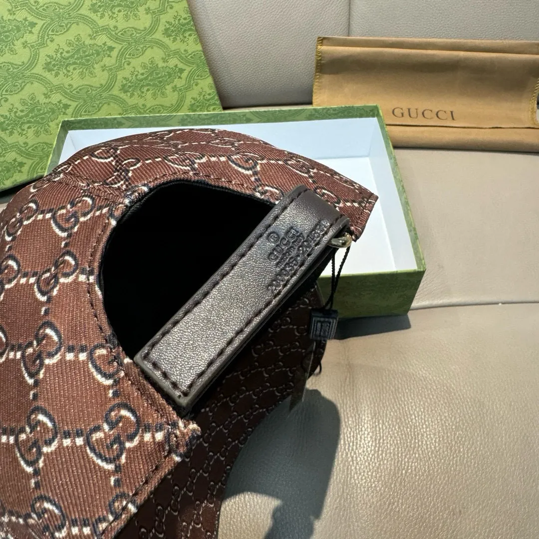 p90, Gucci (Gucci) new original baseball cap, silk screen logo, 1:1 mold opening and customization at the counter, original canvas fabric + first layer of cowhide, pure cotton lining, light and breathable! The quality is great, the basic head circumference is 56cm, and the patch is adjustable.