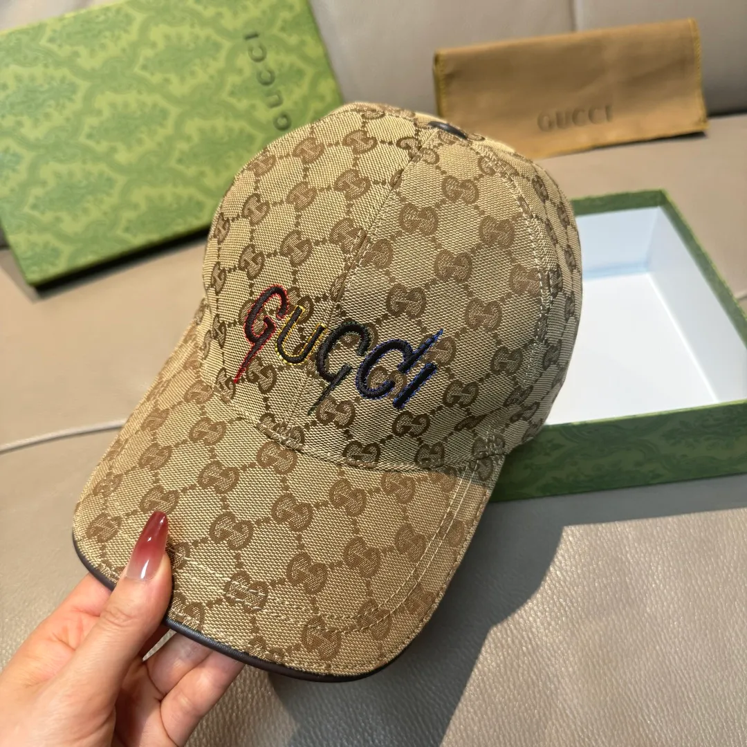 P90, Gucci's new original baseball cap, artistic word embroidery, 1:1 mold customization, heavy embroidery, details comparable to those at counters, original canvas fabric + first-layer cowhide, pure cotton lining, great quality! The first choice for handsome men and beautiful women, fashionable and versatile. Basic head circumference 56, adjustable patch