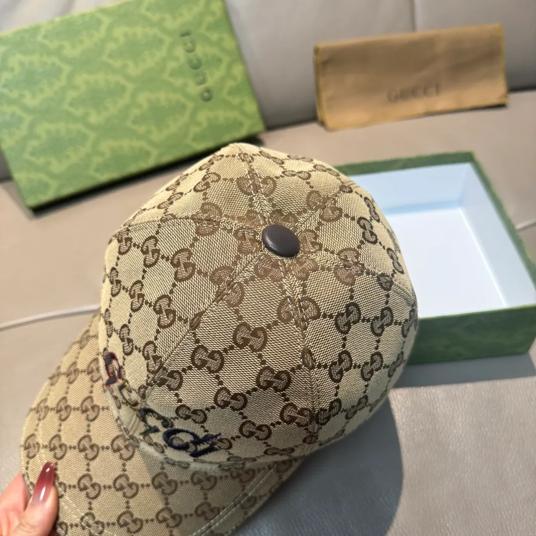 P90, Gucci's new original baseball cap, artistic word embroidery, 1:1 mold customization, heavy embroidery, details comparable to those at counters, original canvas fabric + first-layer cowhide, pure cotton lining, great quality! The first choice for handsome men and beautiful women, fashionable and versatile. Basic head circumference 56, adjustable patch